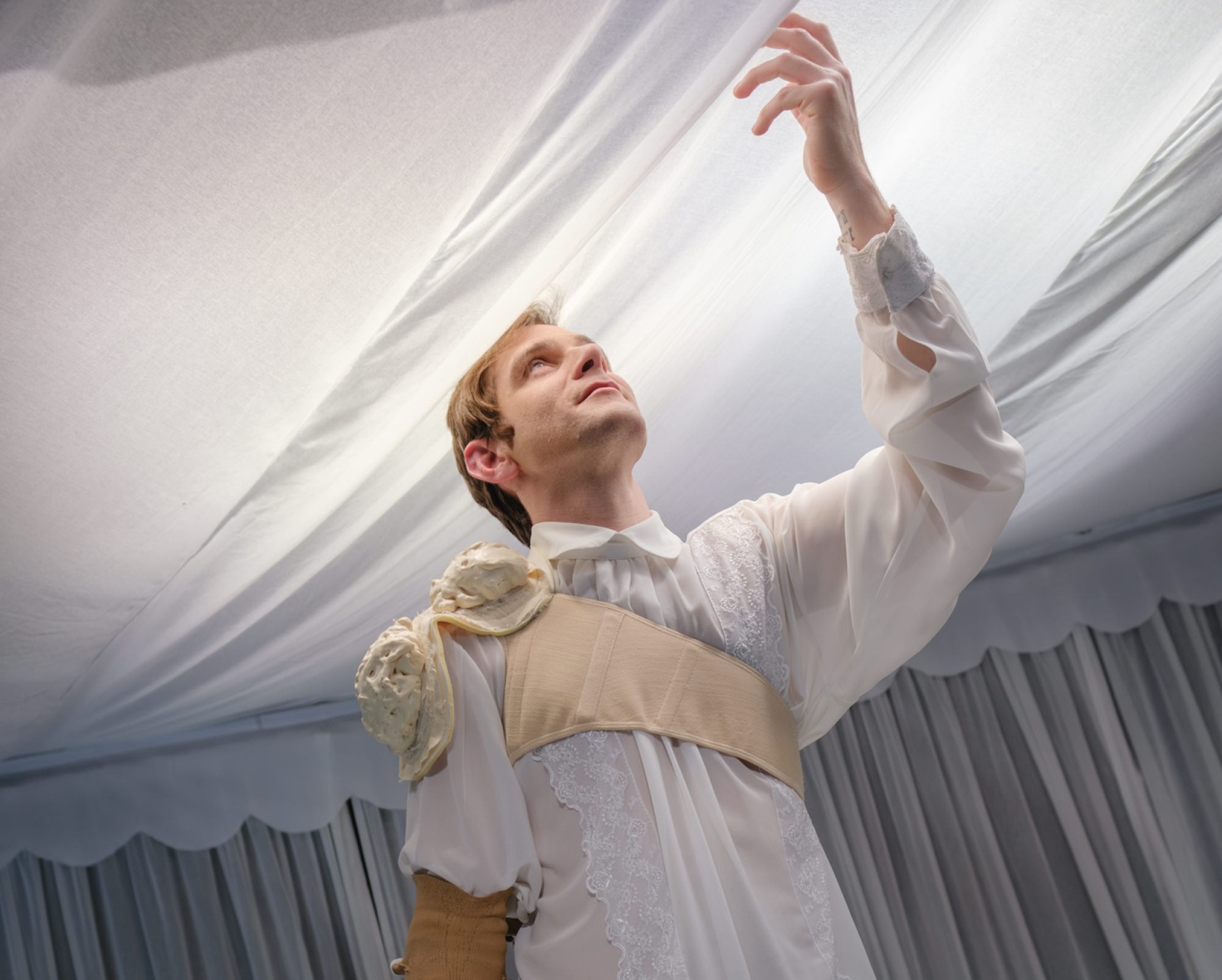 O Άλκης Μπακογιάννης υποδύεται τον Τζόζεφ Μέρικ στο «Ο άνθρωπος ελέφαντας- έτσι τον είπαν»