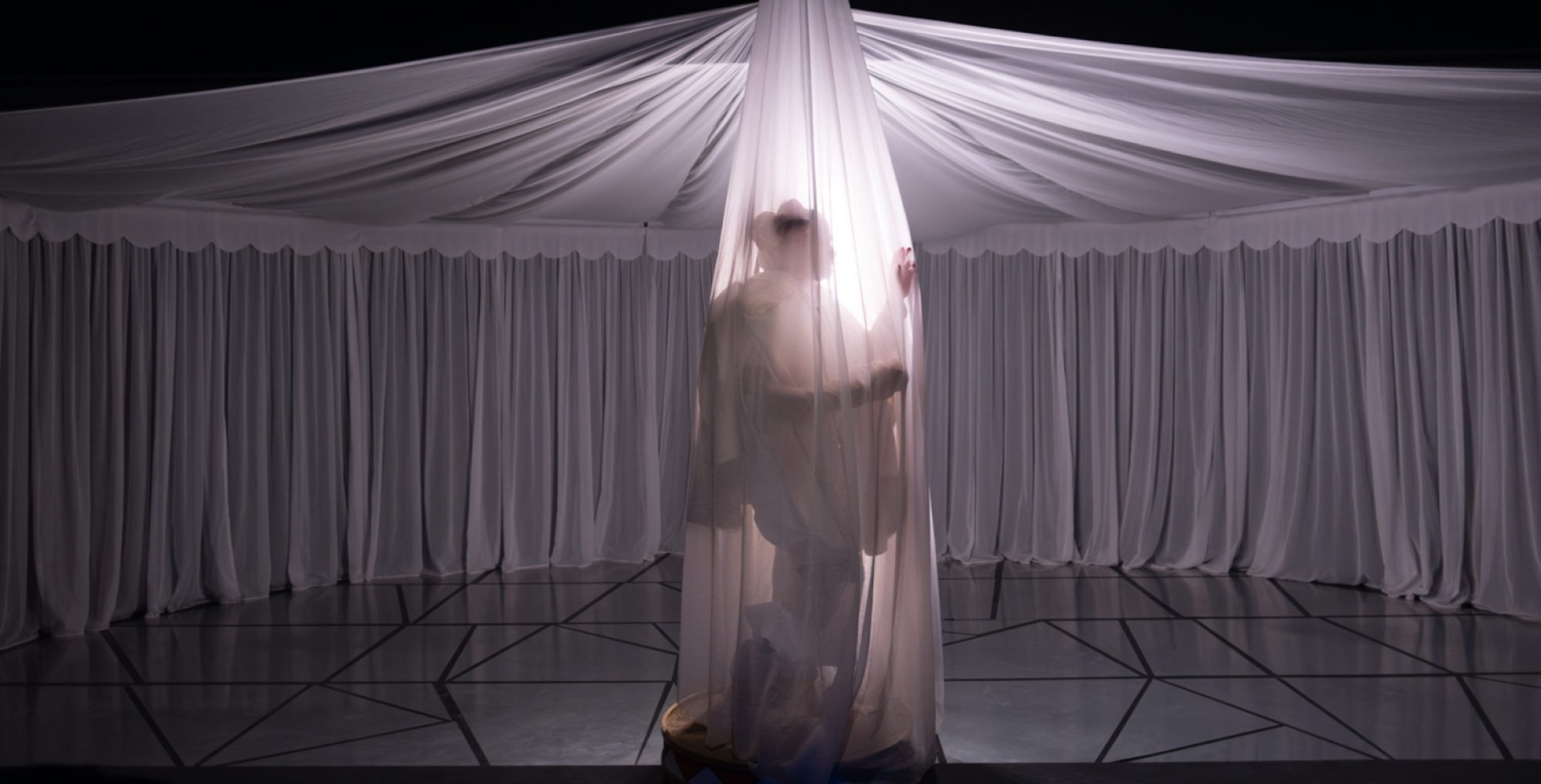 H παράσταση «Άνθρωπος ελέφαντας-έτσι τον είπαν» στο Άνεσις