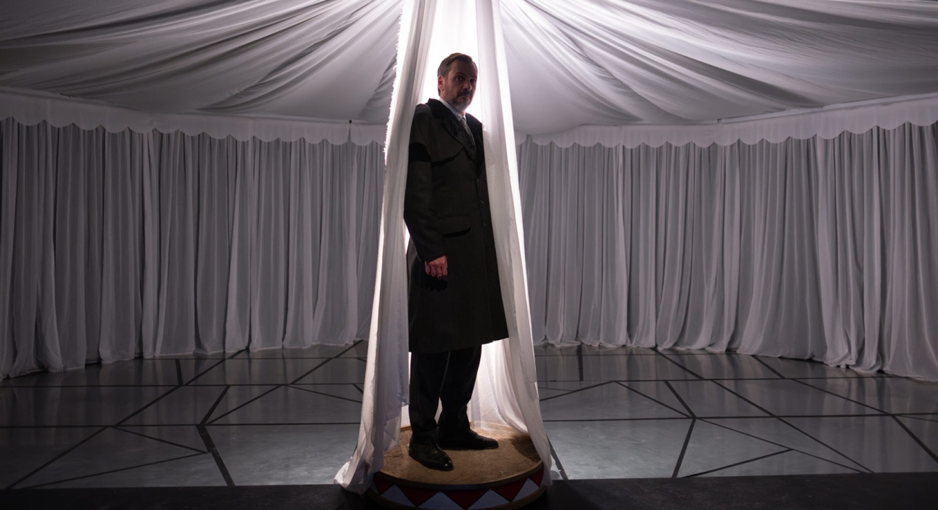 Ο Δημοσθένης Φίλιππας στον ρόλο του Φρέντερικ Τριβς στην παράσταση «Άνθρωπος-ελέφαντας»- έτσι τον είπαν