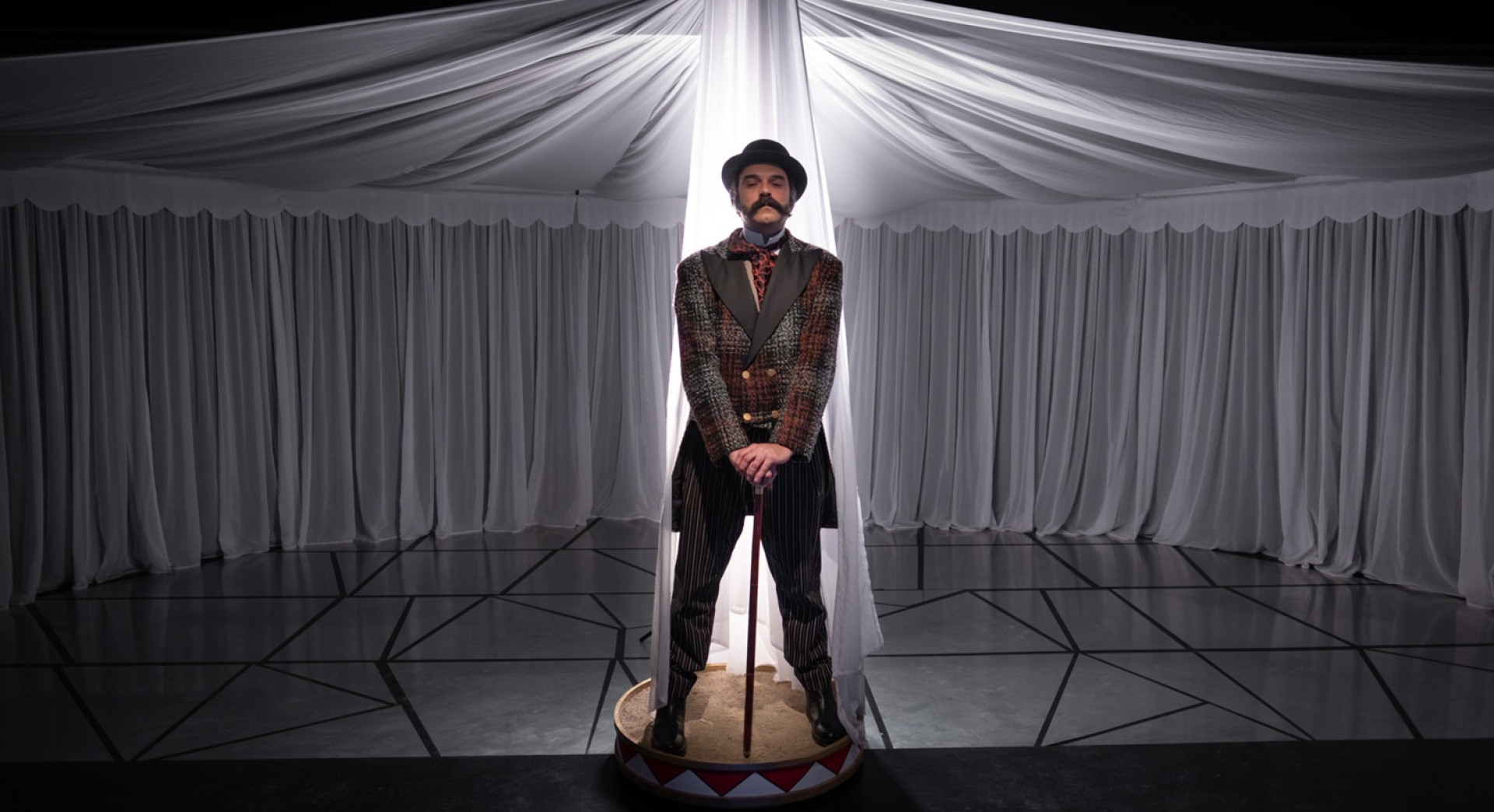 Ο Γιώργος Στάμος στον ρόλο του Τομ Νόρμαν στην παράσταση «Άνθρωπος-ελέφαντας»- έτσι τον είπαν