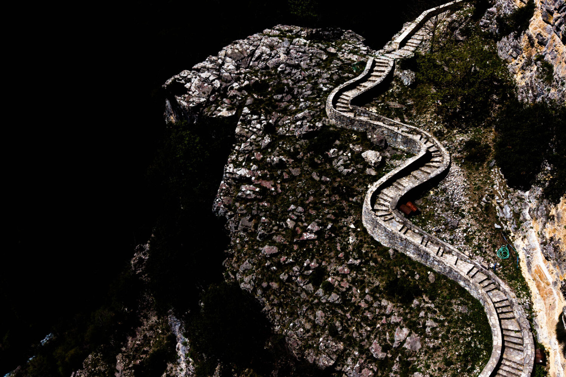 Το μονοπάτι που οδηγεί στην Ιερά Μονή Βύλιζας