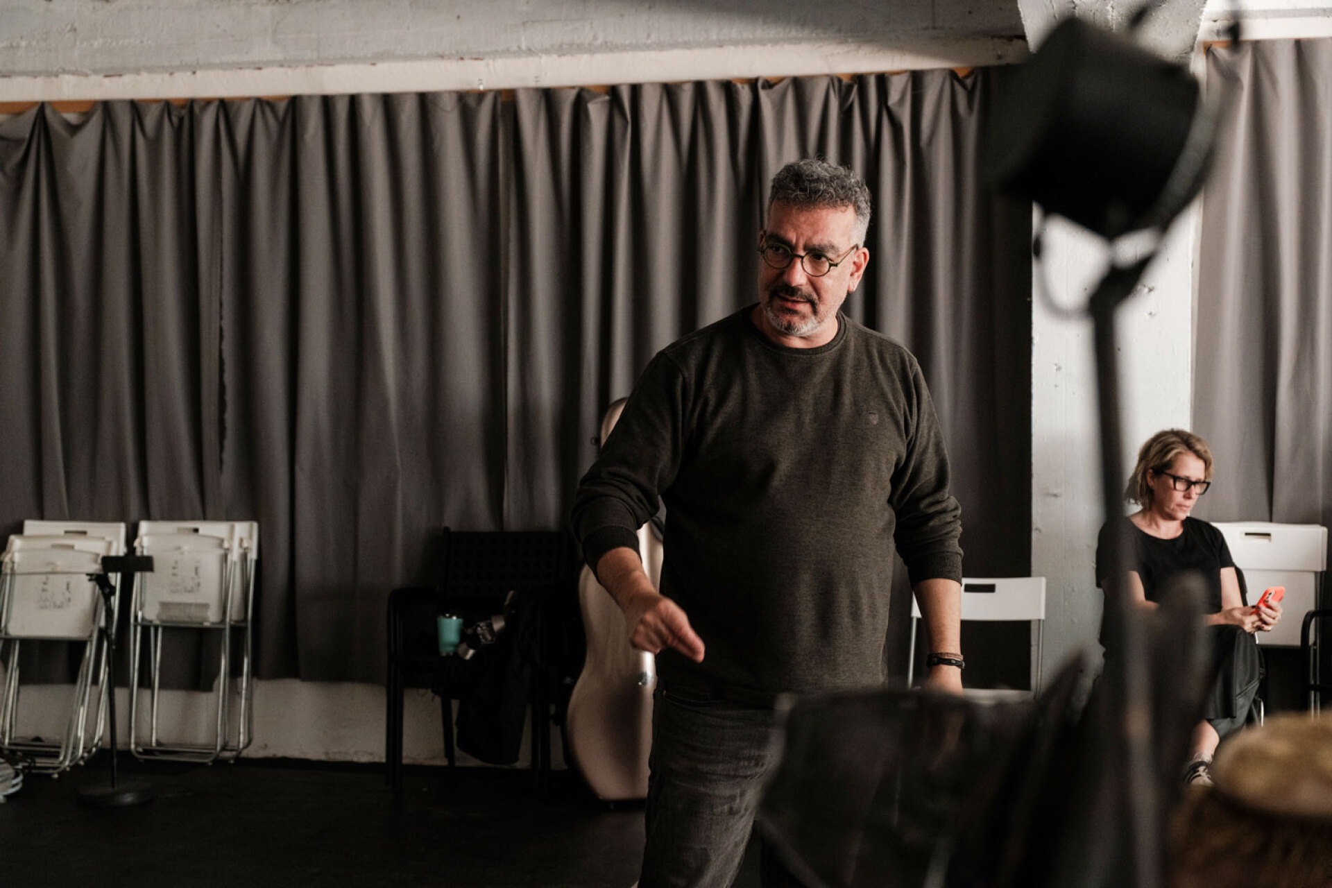 Θοδωρής Αμπαζής: Πρόβα παράστασης «Σιωπή, ο Βασιλιάς ακούει»