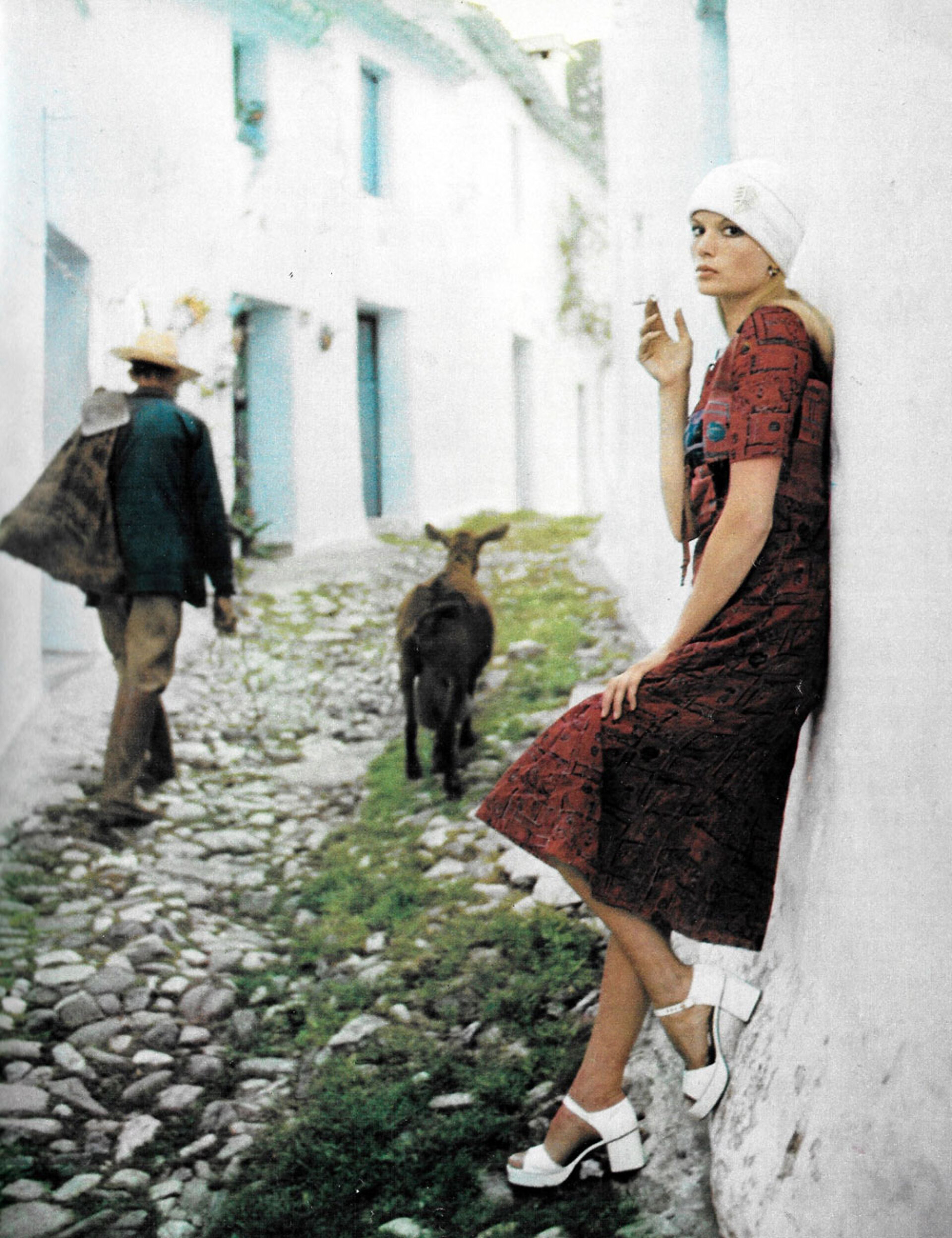 Η Γουίλι Βαν Ρόι από εντιτόριαλ μόδας φωτογραφημένη για το περιοδικό 19 Magazine σ ένα μικρό ισπανικό χωριό, το 1970