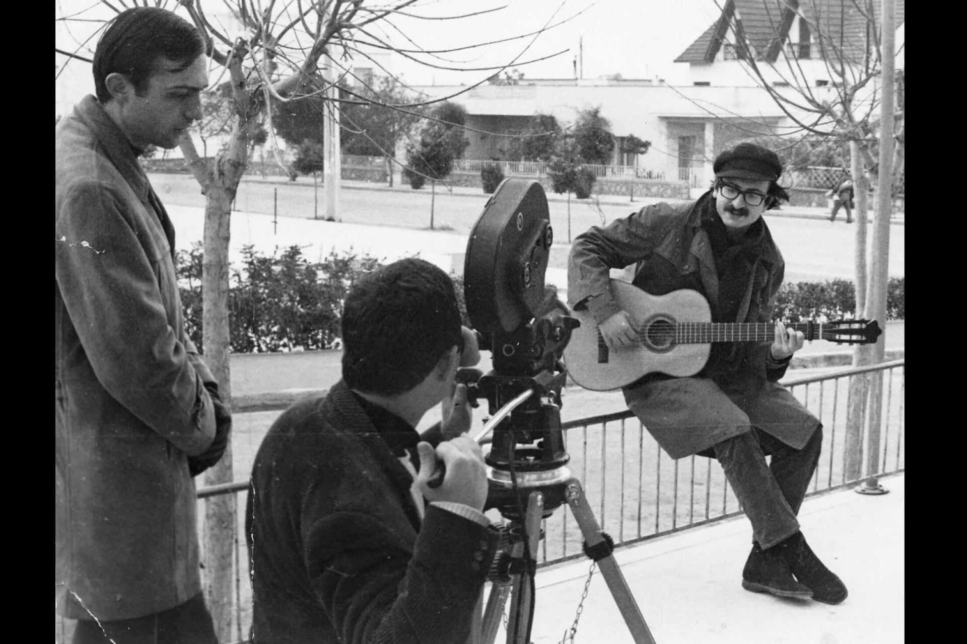1966. Το πρώτο του video clip. Στην κάμερα ο Πανουσόπουλος και δίπλα του ο Μαστοράκης. Ήταν φαντάροι τότε