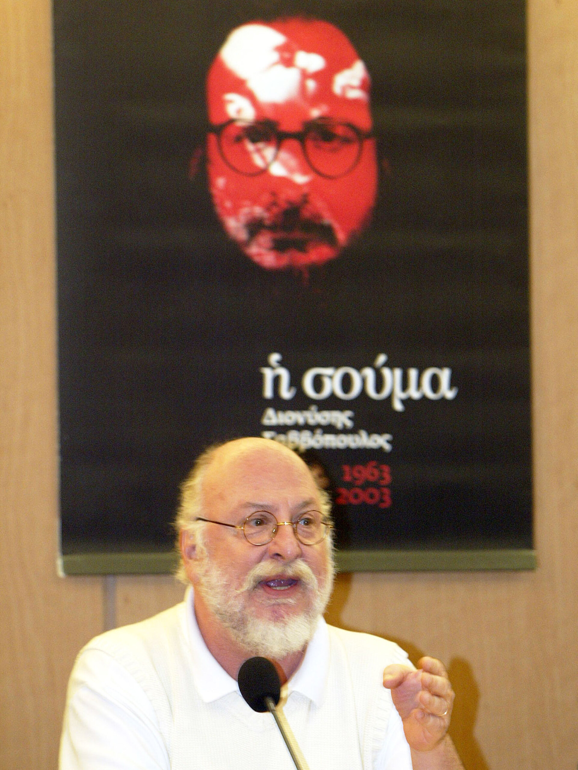 Ο Διονύσης Σαββόπουλος στην παρουσίαση του βιβλίου του «Η Σούμα» που έγινε στη Στοά του Βιβλίου, Μάρτιος, 2004