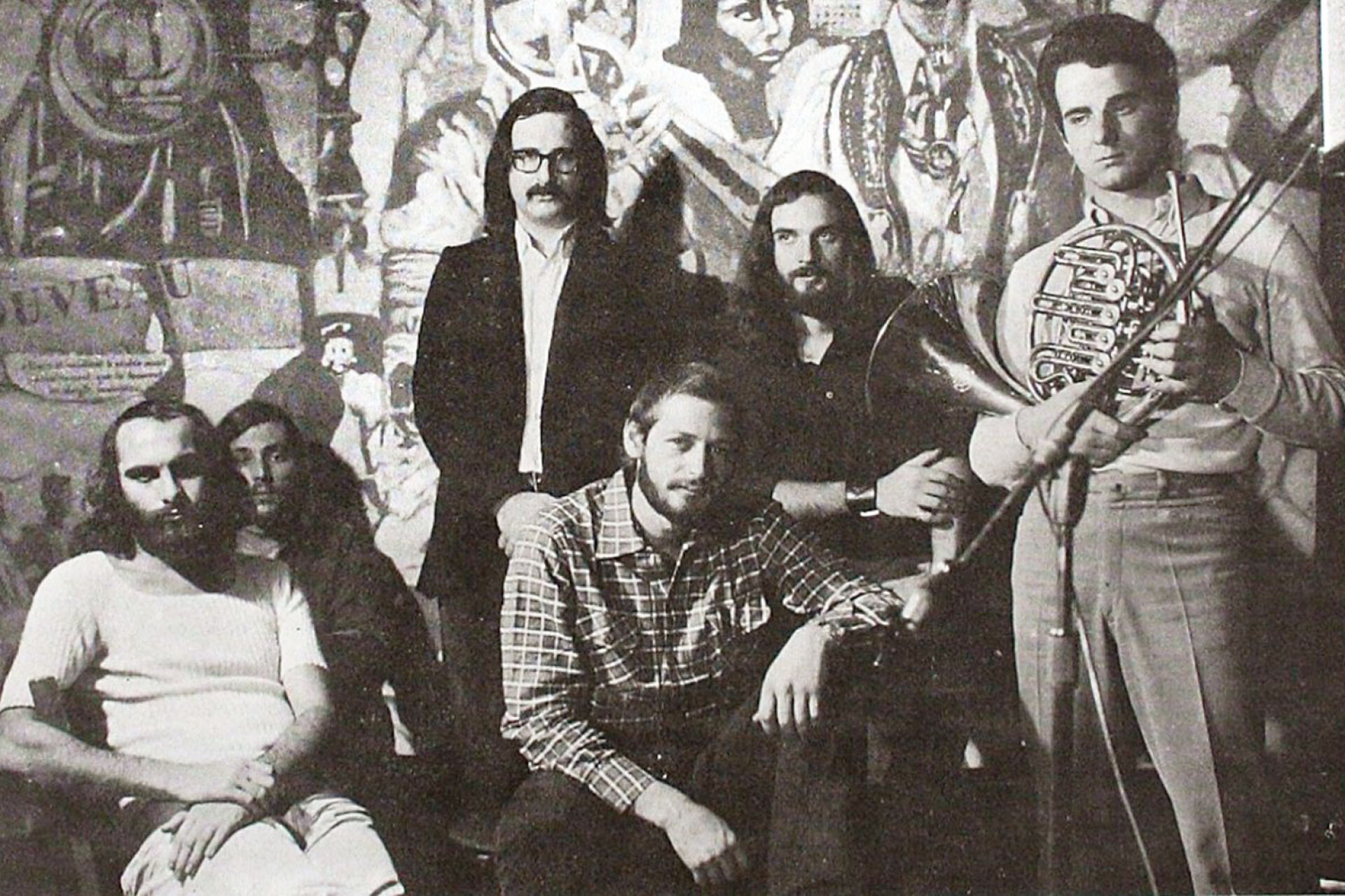 Ο Διονύσης Σαββόπουλος και το συγκρότημα «Μπουρμπούλια» | Από αριστερά: Νίκος Τσιλογιάννης, János Lambizi, Διονύσης Σαββόπουλος, Σπύρος Καζιάνης, Βασίλης Ντάλλας, Νίκος Μουρίκης