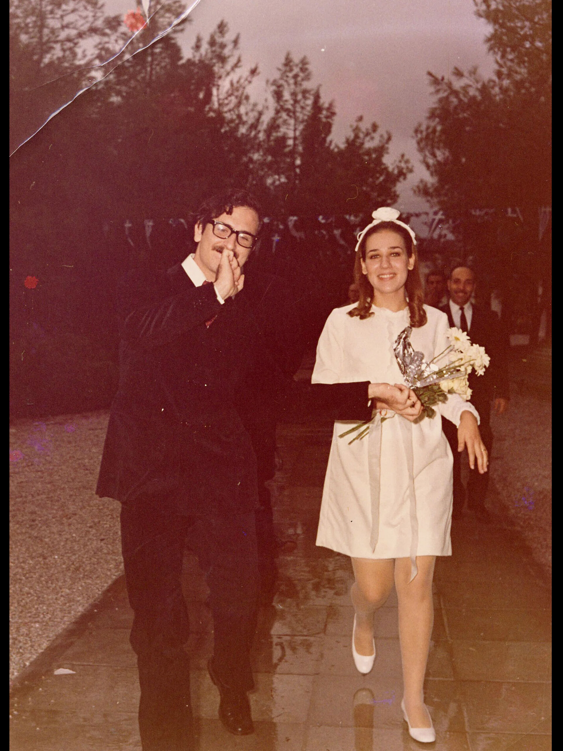 Ο Διονύσης Σαββόπουλος την ημέρα που παντρεύτηκε την αγαπημένη του Ασπασία Αραπίδου