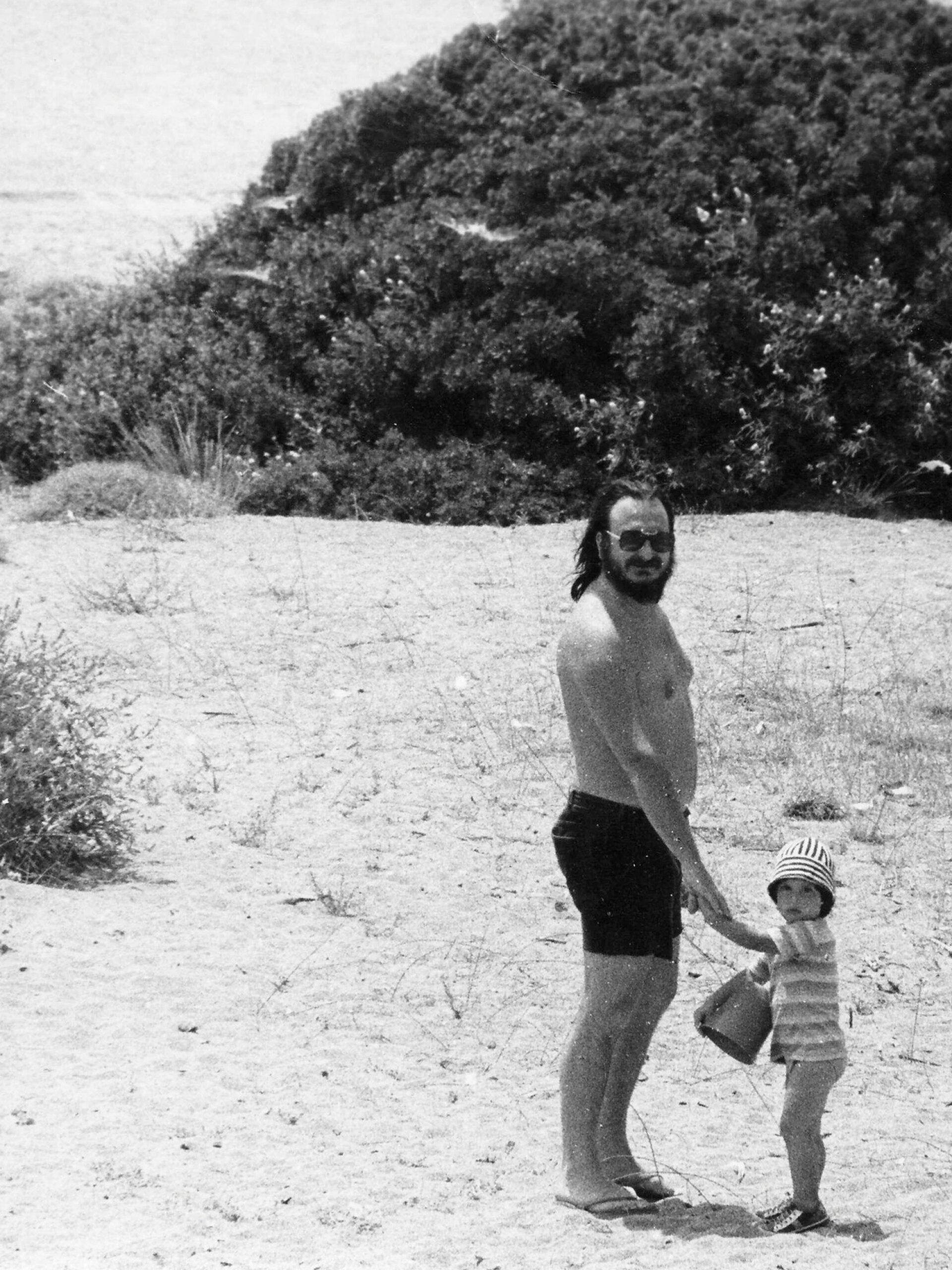 Ο Διονύσης Σαββόπουλος με τον γιο του Ρωμανό σε καλοκαιρινές διακοπές