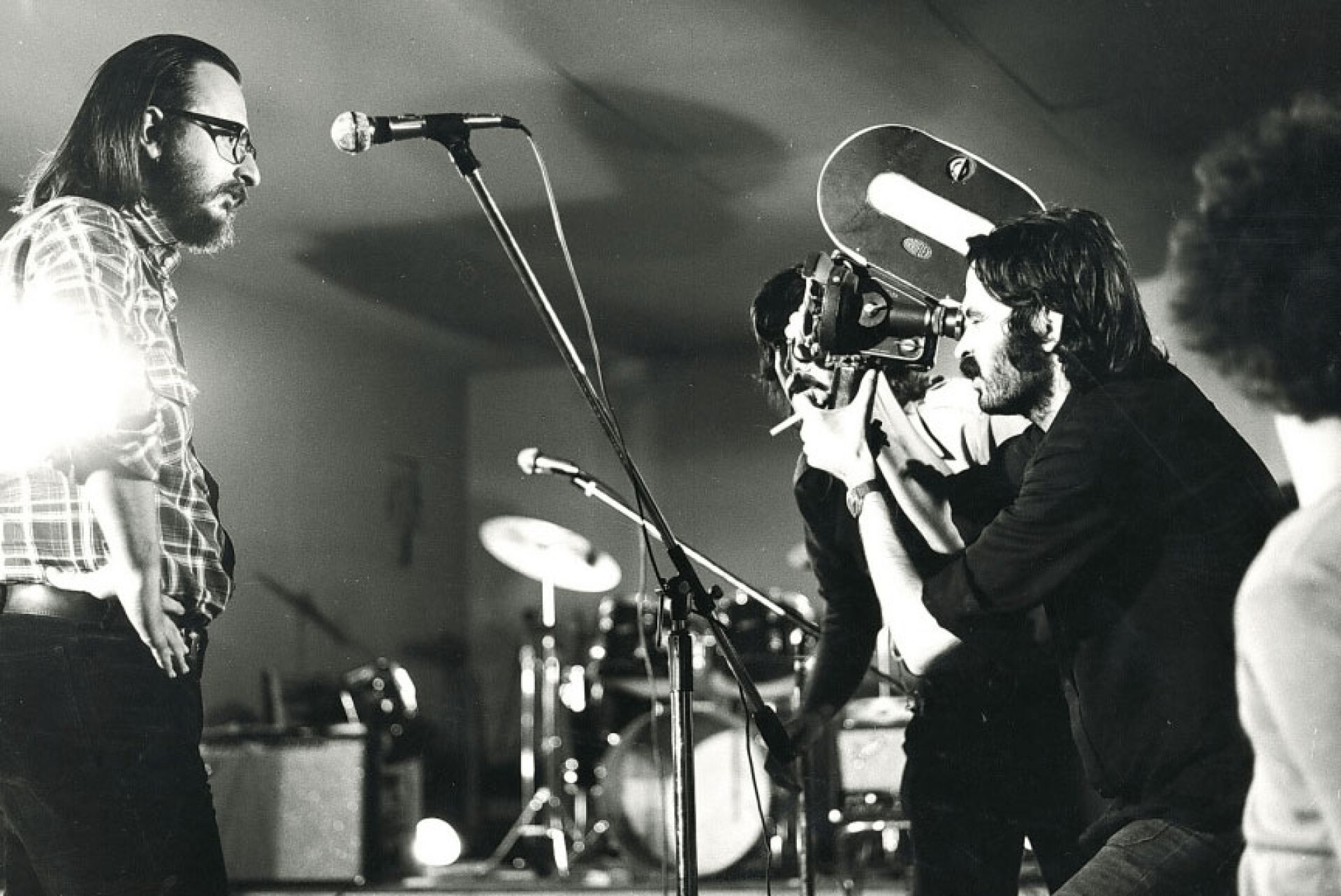 Ο Λάκης Παπαστάθης κινηματογραφεί τον Διονύση Σαββόπουλο