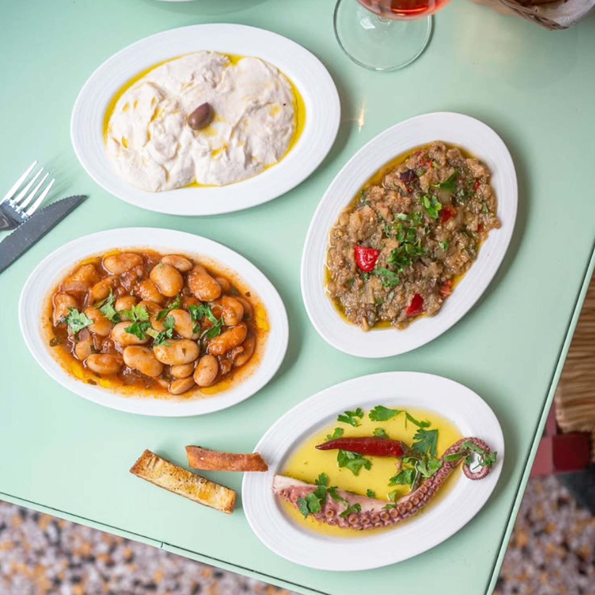 Μεζεδοπωλείο «ATHeREE»