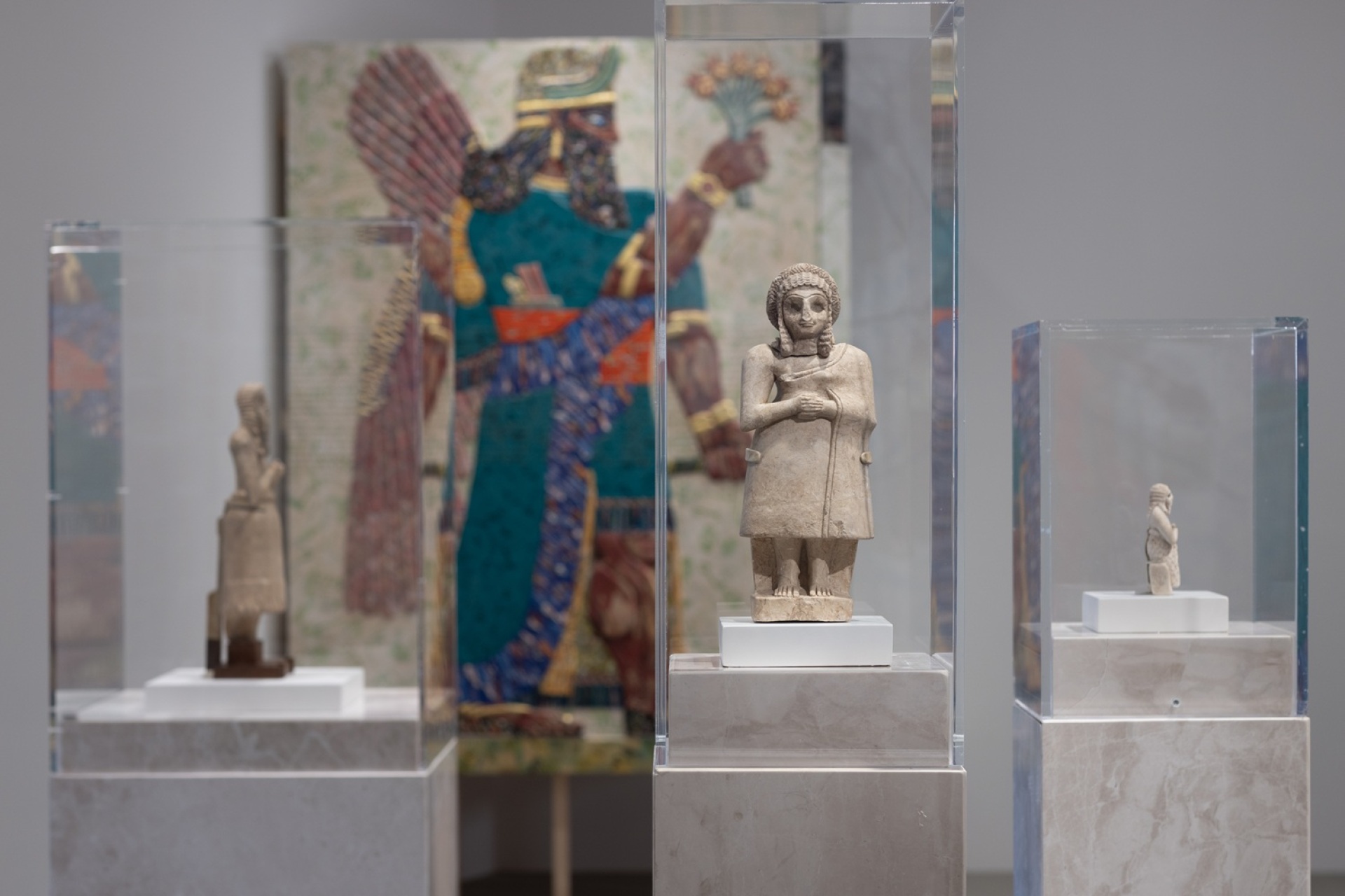 (Από αριστερά στα δεξιά) Όρθια ανδρική μορφή με ενωμένα χέρια και ένθετο μάτι, έκθεση «Allspice» στο Μουσείο της Ακρόπολης