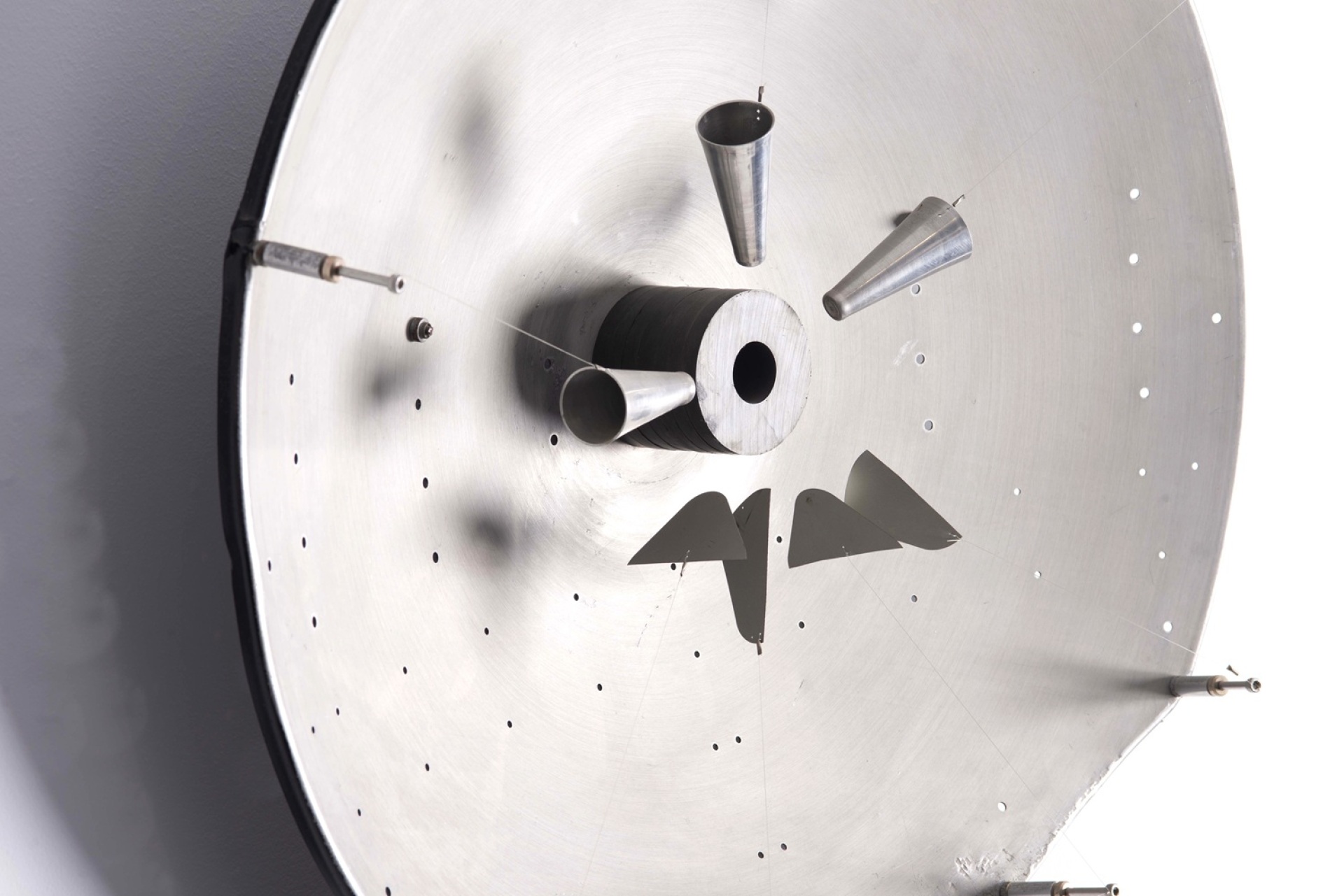 Μεγάλη αναδρομική έκθεση για τον Takis στο Μουσείο Ιδρύματος Ελίζας και Βασίλη Γουλανδρή σε Αθ'ήνα και Άνδρο