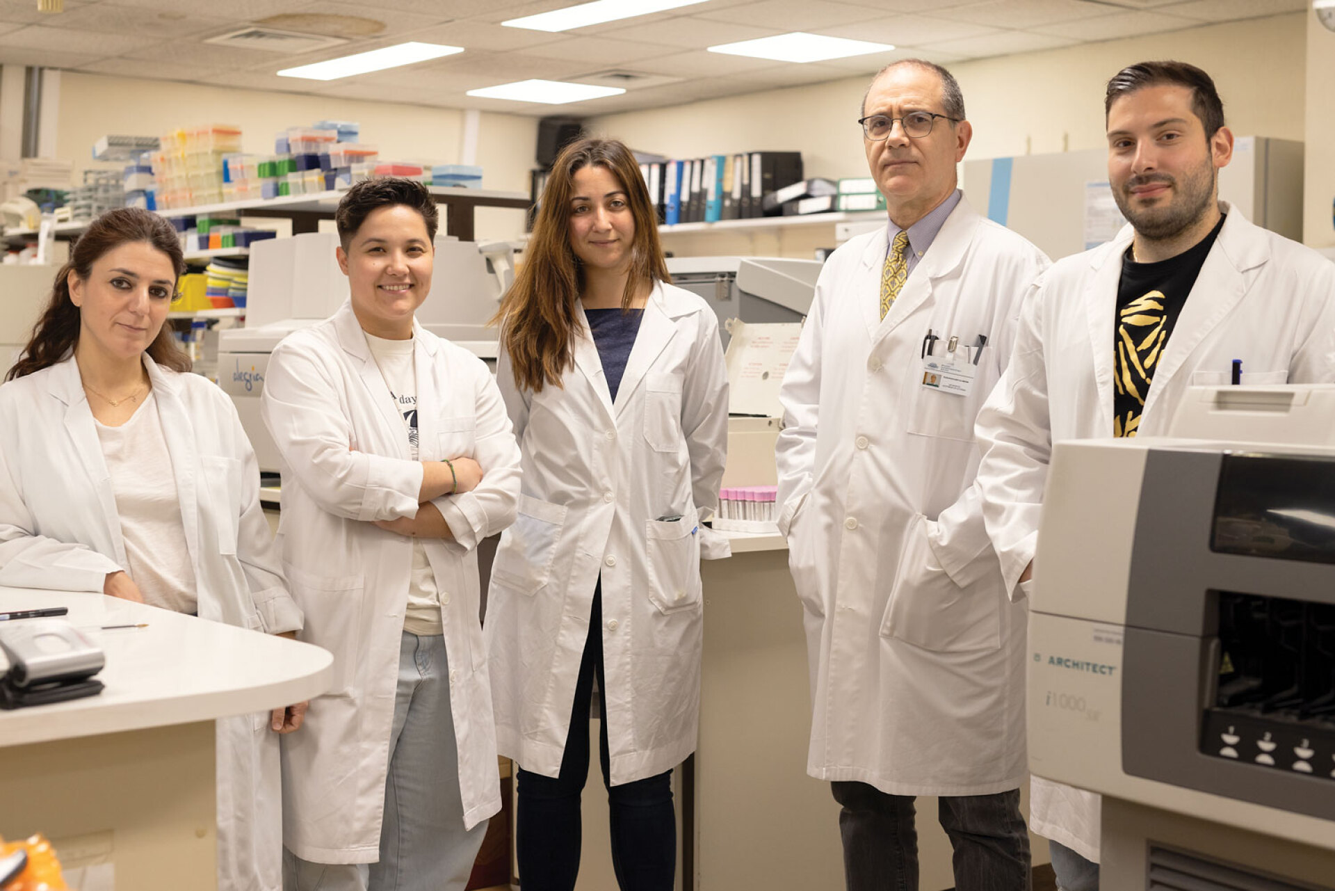 Ο Ιωσήφ Παπαπαρασκευάς,  συντονιστής των εργαστηρίων βιοπαθολογίας, με την ομάδα του