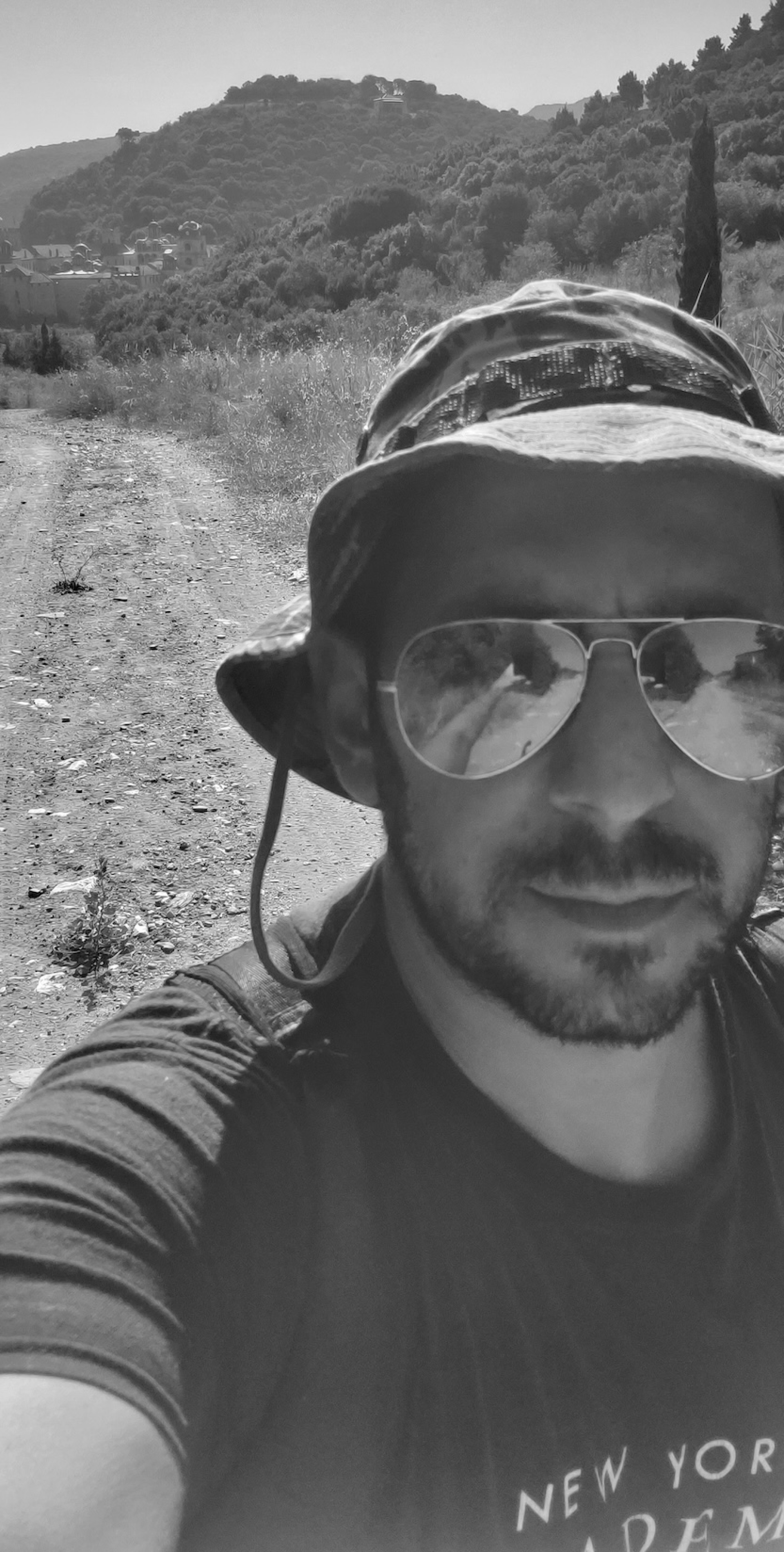 Ο ζωγράφος Γιώργος Ταξίδης πεζοπορεί σε μονοπάτι του Αγίου Όρους.