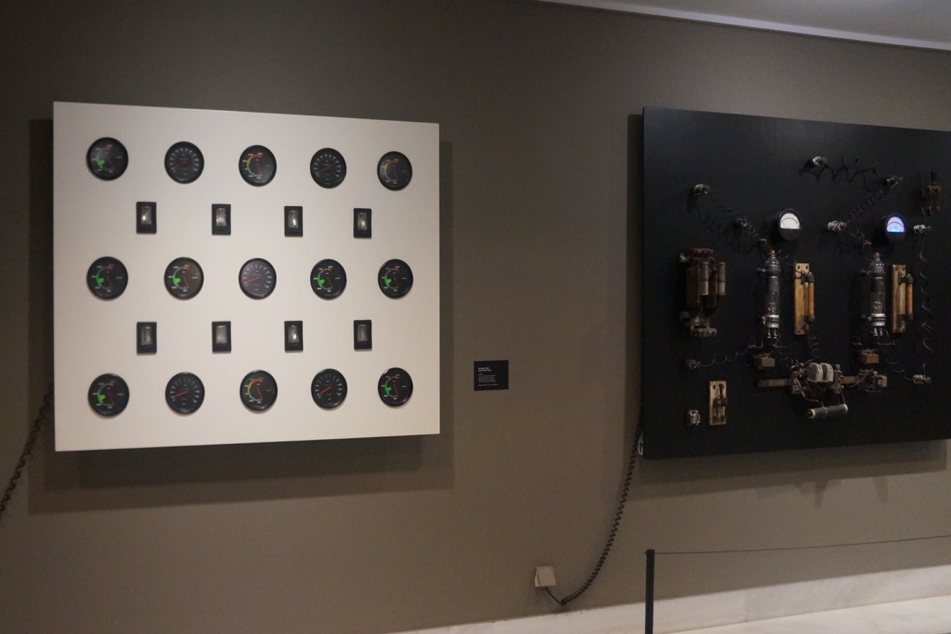 Takis, Καντράν, από την έκθεση  “Takis 1∞” στο Μουσείο Σύγχρονης Τέχνης στην Άνδρο. 