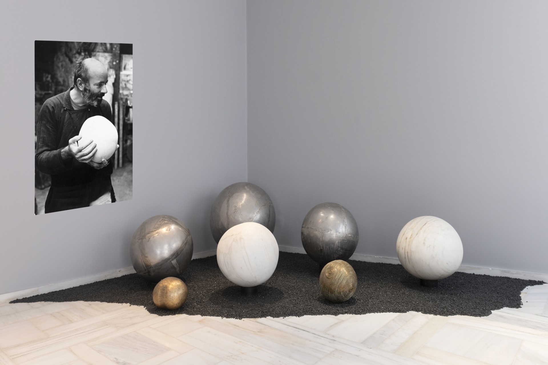 Άποψη της έκθεσης “Takis 1∞” στο Μουσείο Σύγχρονης Τέχνης στην Άνδρο. 