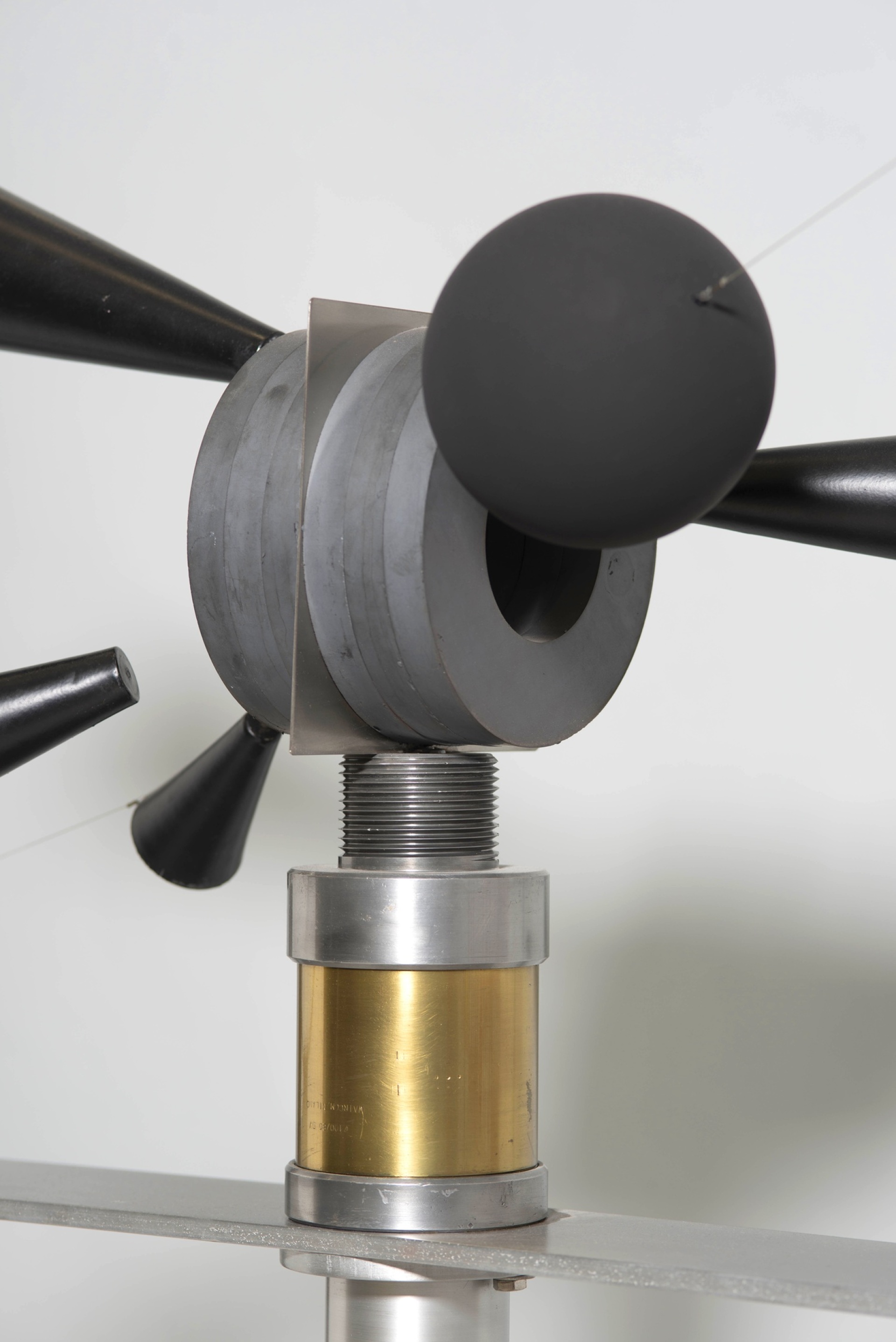 Takis, «Μαγνητικός εγκέφαλος» (λεπτομέρεια), 2005 από την έκθεση «Takis 100- Maγνητικά Πεδία» στο Μουσείο Ιδρύματος Β&Ε Γουλανδρή στην Αθήνα