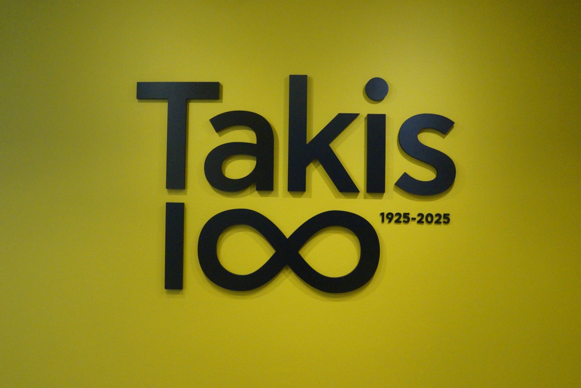 Takis 100: Ένα πρότζεκτ του Ιδρύματος Β& Ε Γουλανδρή που πραγματοποιείται μέσα από 2 εκθέσεις αφιερωμένες στον Takis, σε Αθήνα και Άνδρο