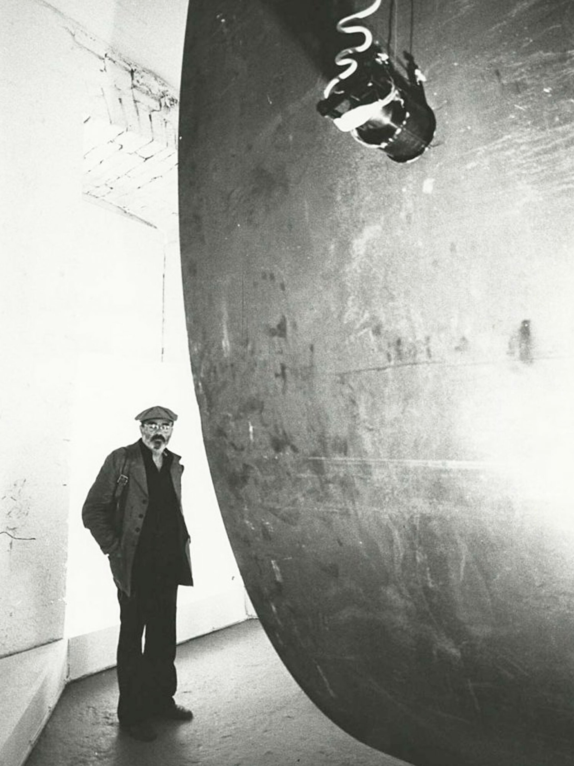 O Takis συμμετέχει στην Documenta VI του Κάσελ παρουσιάζοντας το έργο του «Espace Musical», Ιούνιος 1977