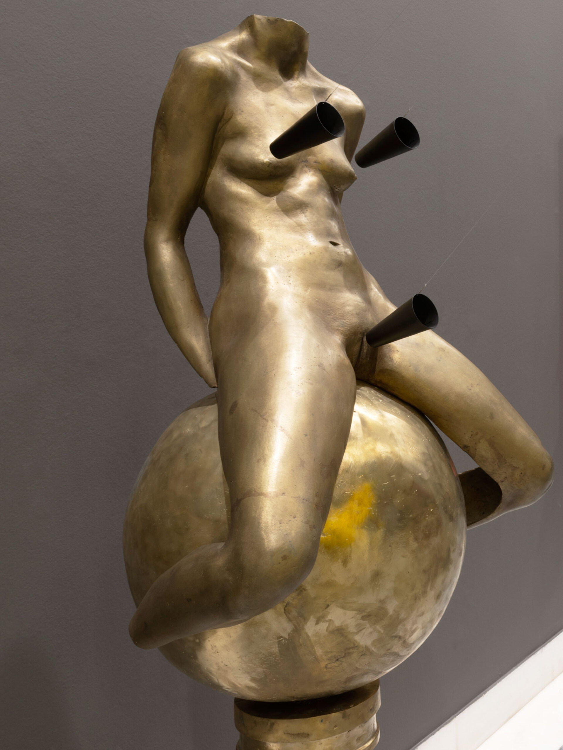 Για τον Takis η δύναμη της έλξης είναι ο κοινός παρονομαστής του μαγνητισμού και του ερωτισμού. Εμπνευσμένος από αυτή τη σκέψη, δημιουργεί τα πρώτα του Ερωτικά γλυπτά