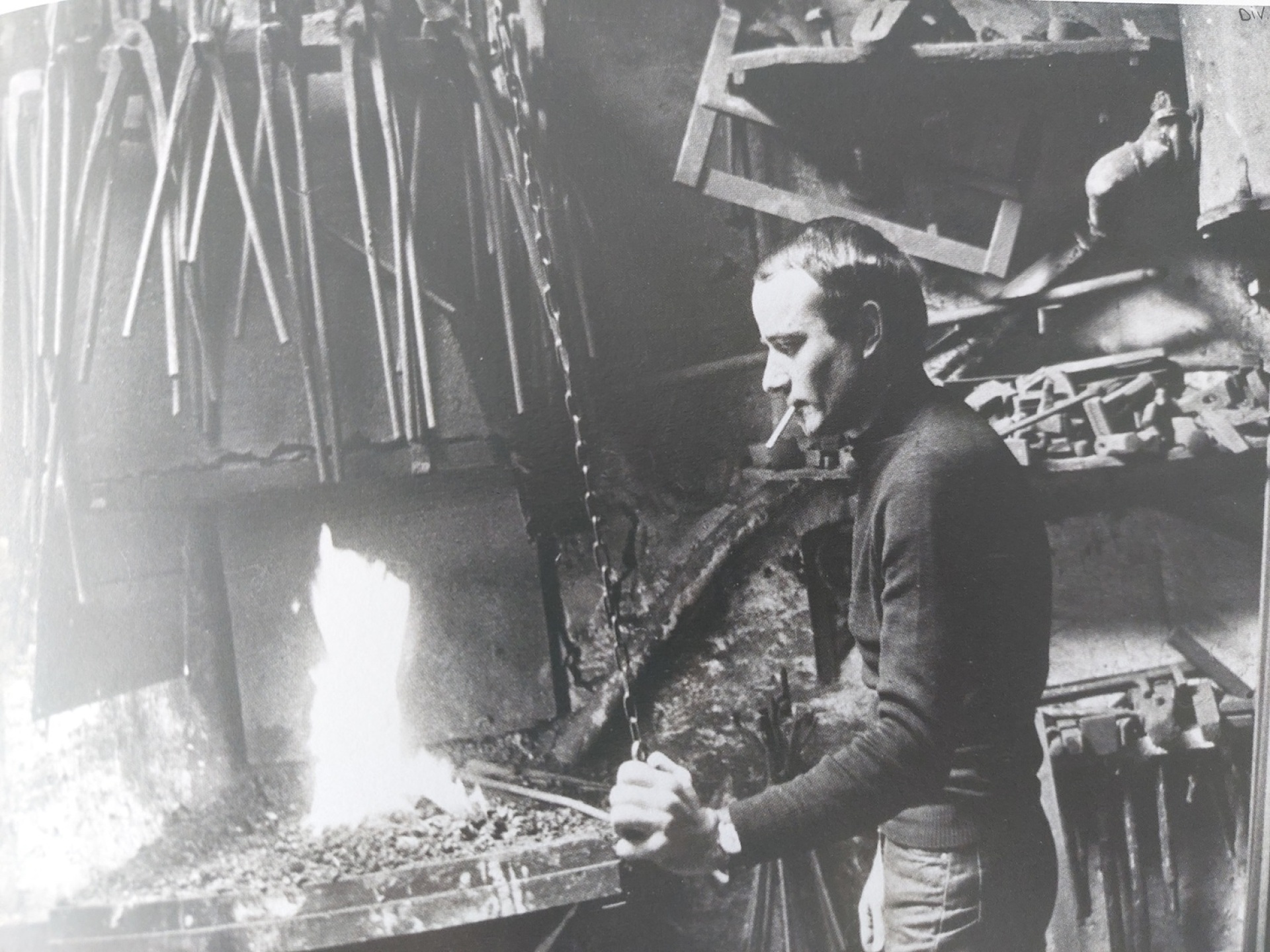 O Τάκης στο σιδηρουργείο, Λονδίνο, 1955, ΑΙΤ