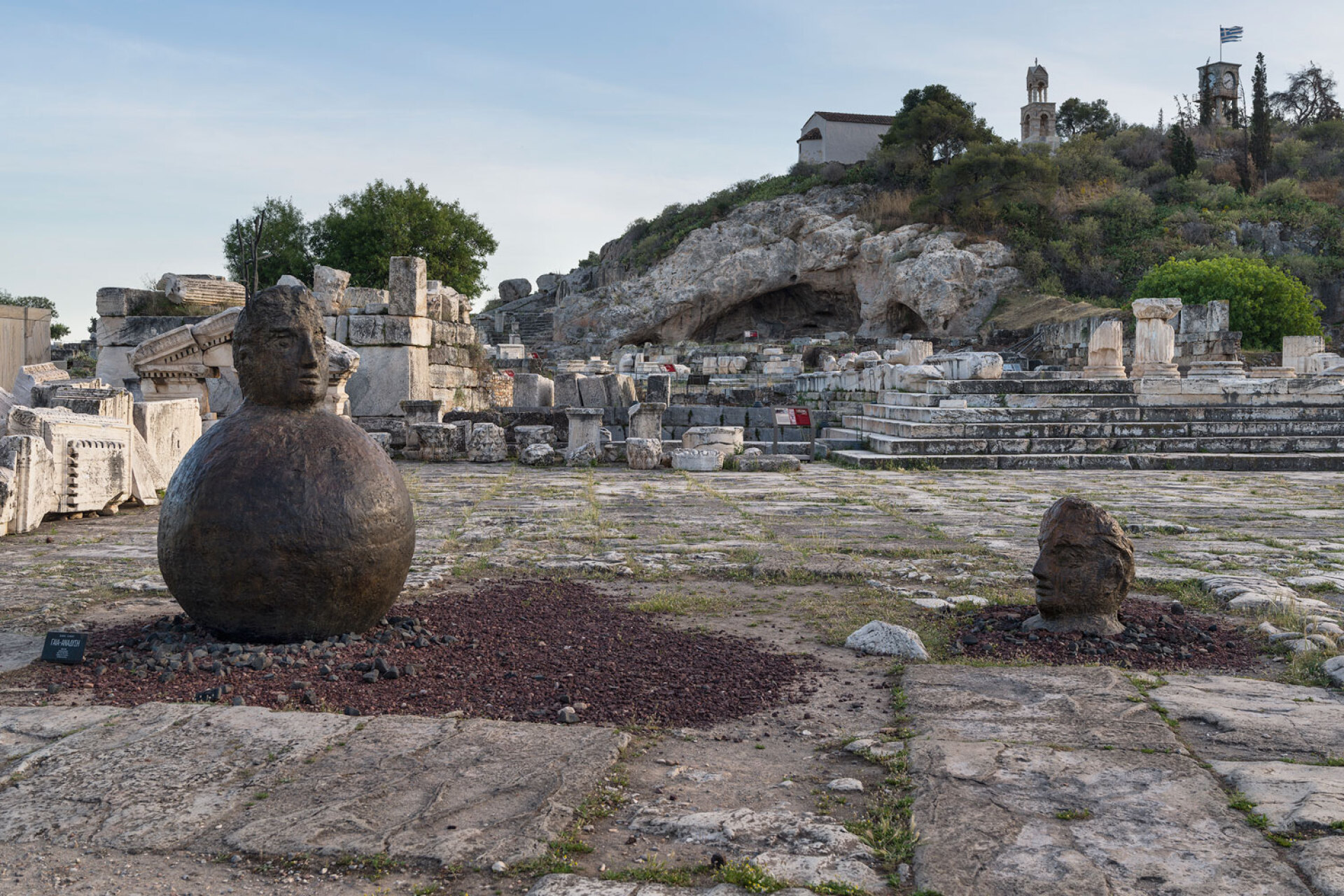 «Γαία ανάδυση», το πρώτο έργο της Βάνας Ξένου που συναντάς στον αρχαιολογικό χώρο της Ελευσίνας