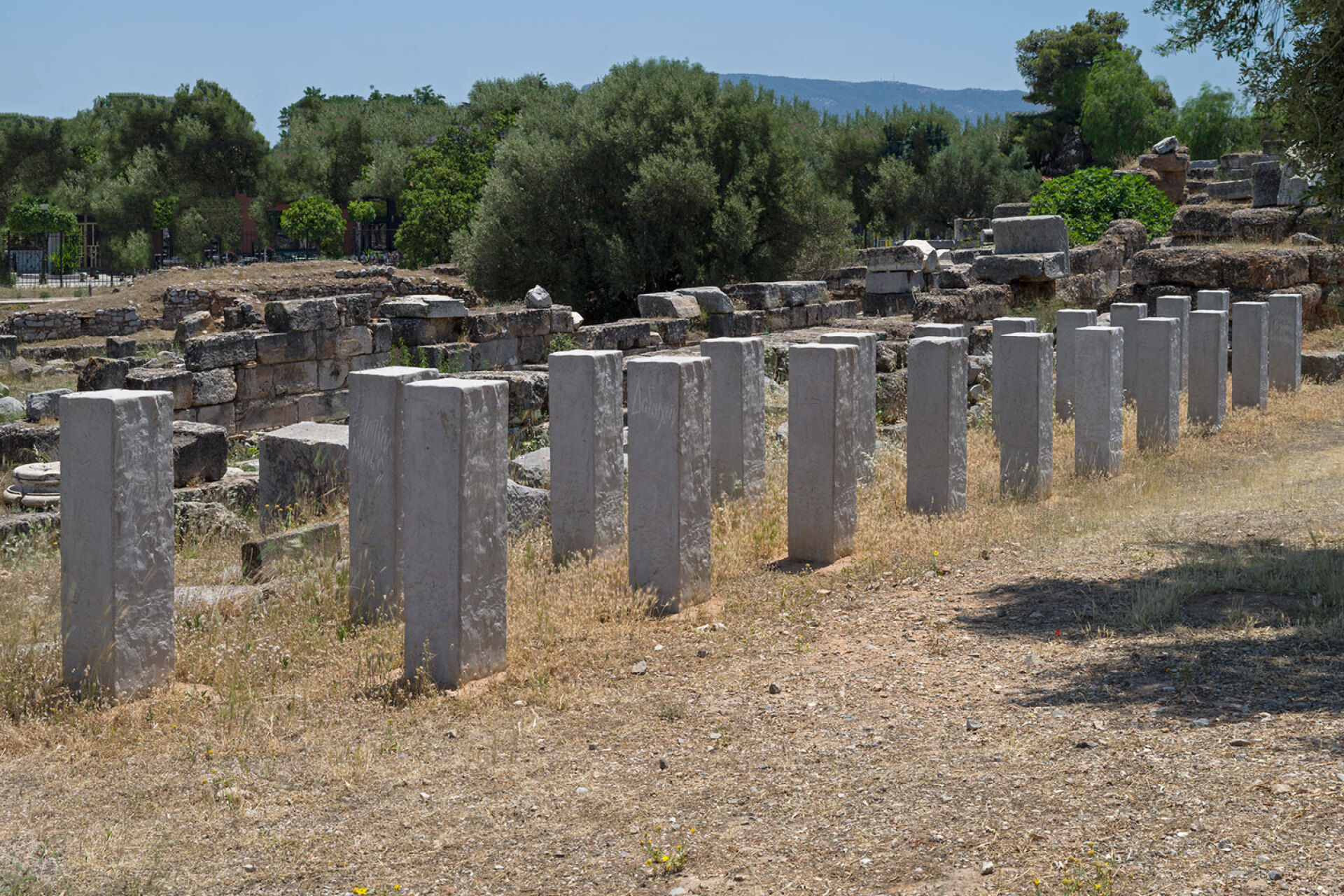 20 ενεπίγραφες στήλες από τσιμέντο