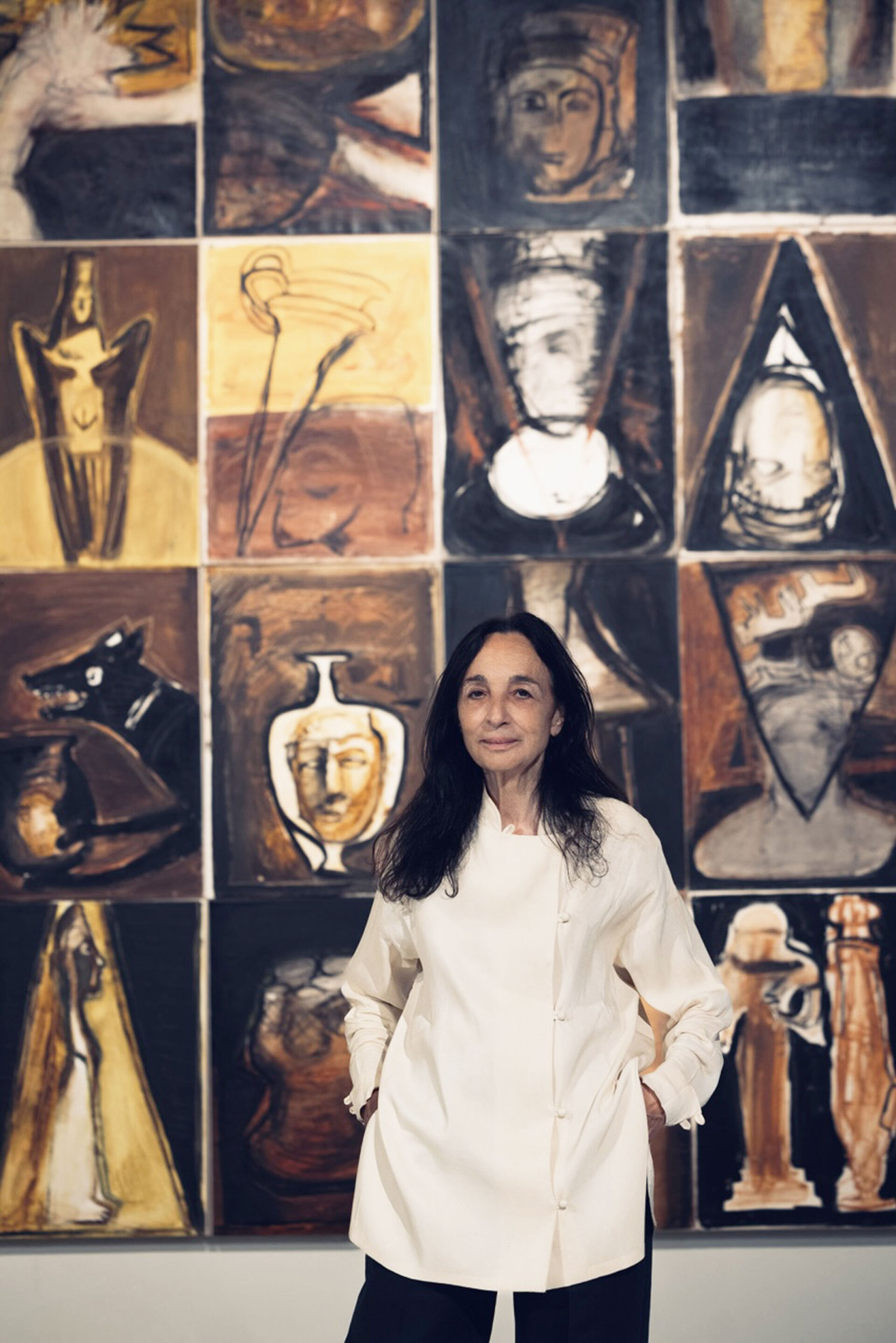 Η Βάνα Ξένου μπροστά στο πρώτο έργο της με θέμα τα Ελευσίνια Μυστήρια