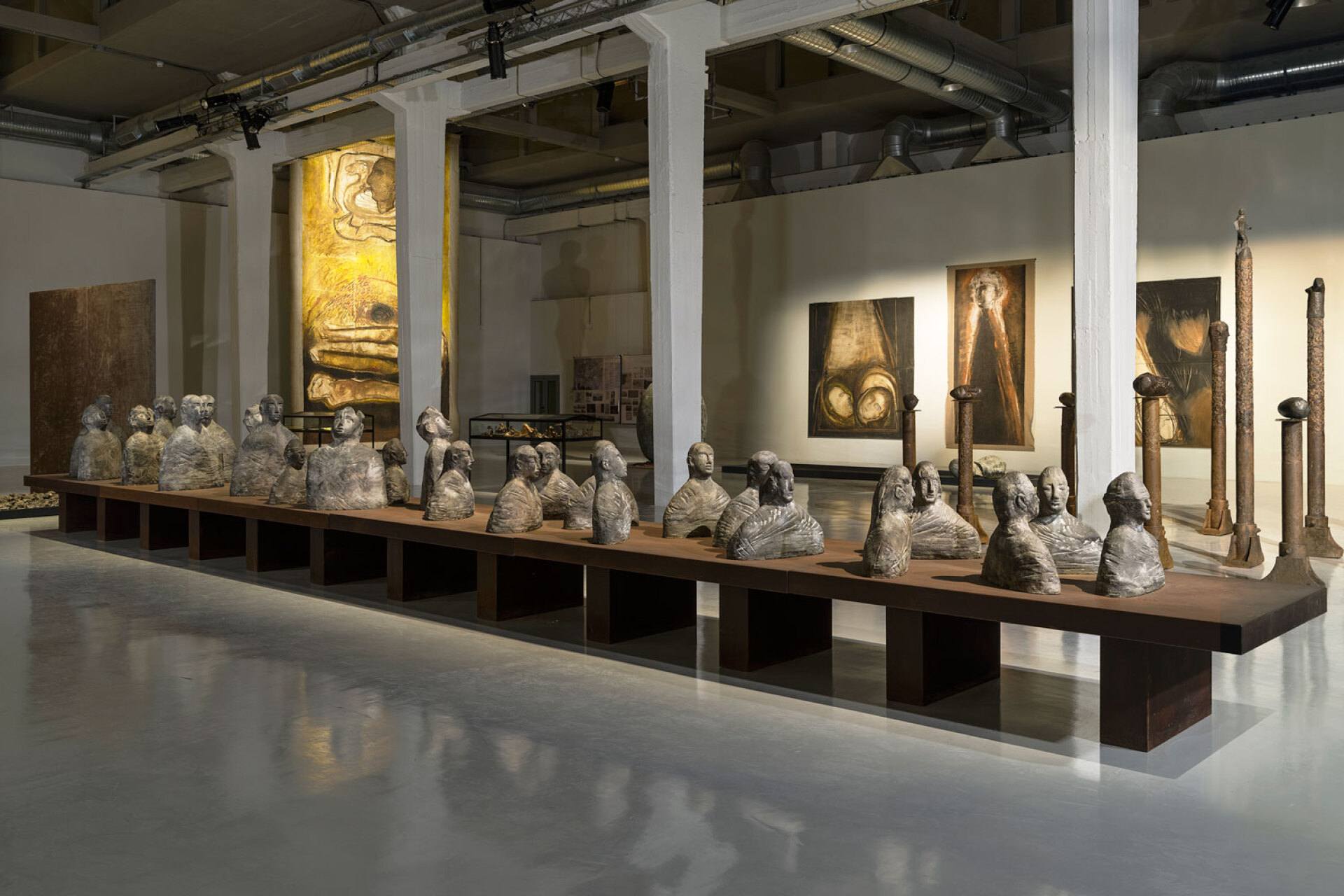 Περίοπτη θέση κατέχει η εγκατάσταση «Έλευσις», που είναι μνημειώδης: 26 ορειχάλκινα γλυπτά πάνω σ’ ένα τραπέζι, μοιάζει να έρχονται μέσα από δύο τοίχους μαύρης λαμαρίνας