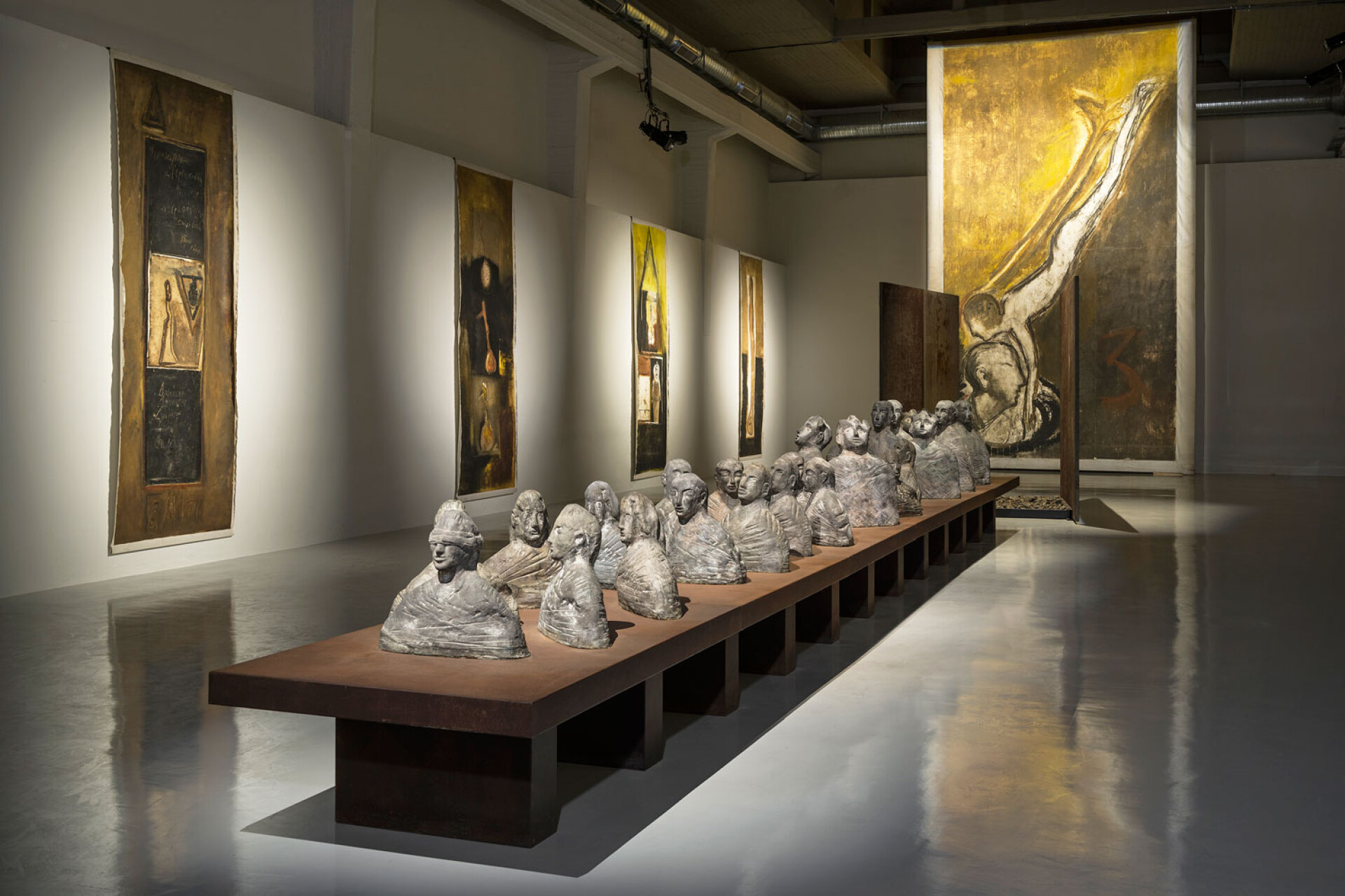 Οι μορφές των προγόνων σε κοιτούν από τα βάθη των αιώνων