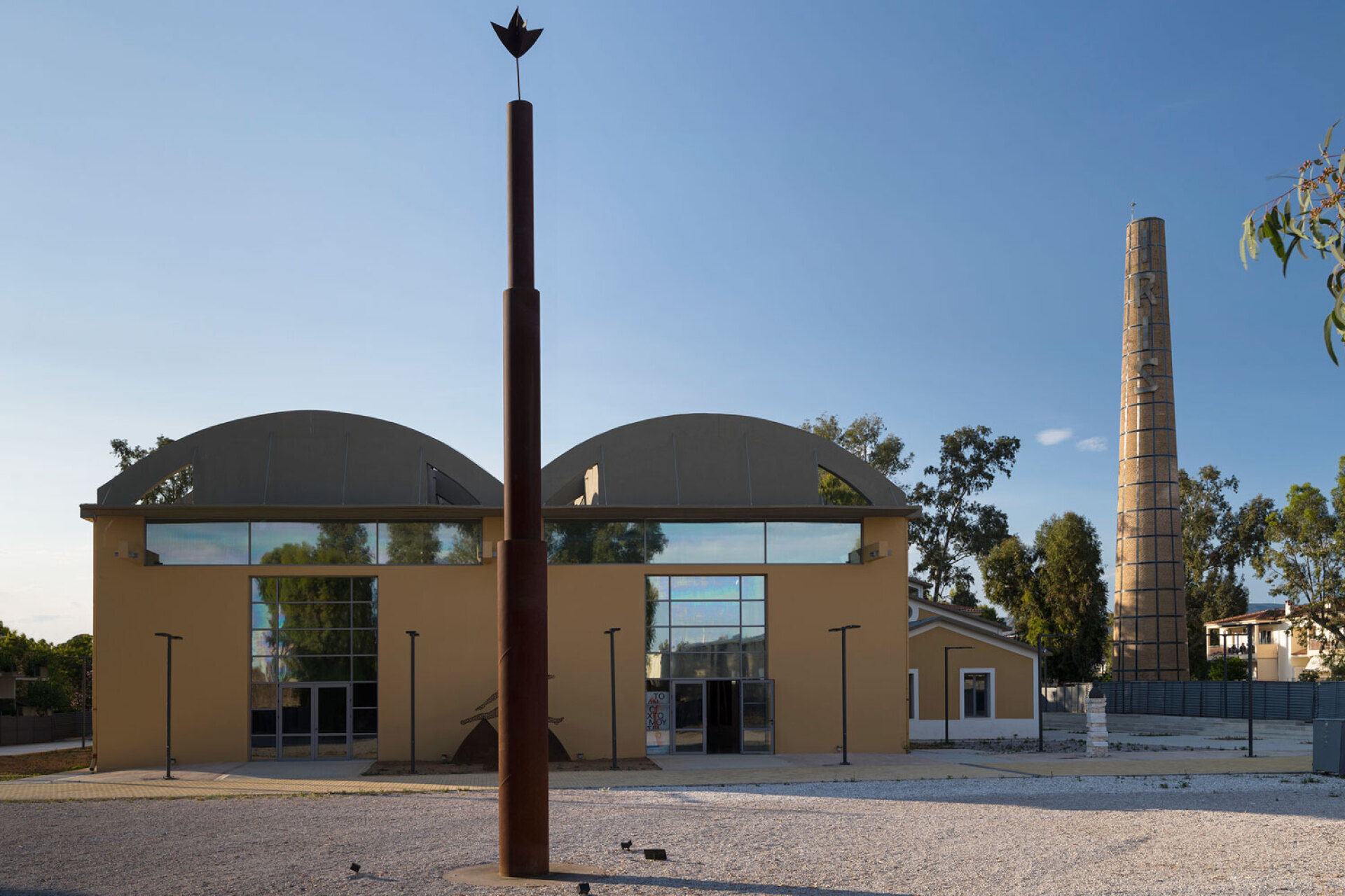 Στο προαύλιο του  Ίρις, τα γλυπτά της Βάνας Ξένου συνομιλούν με τη βιομηχανική αρχιτεκτονική του Μεσοπολέμου