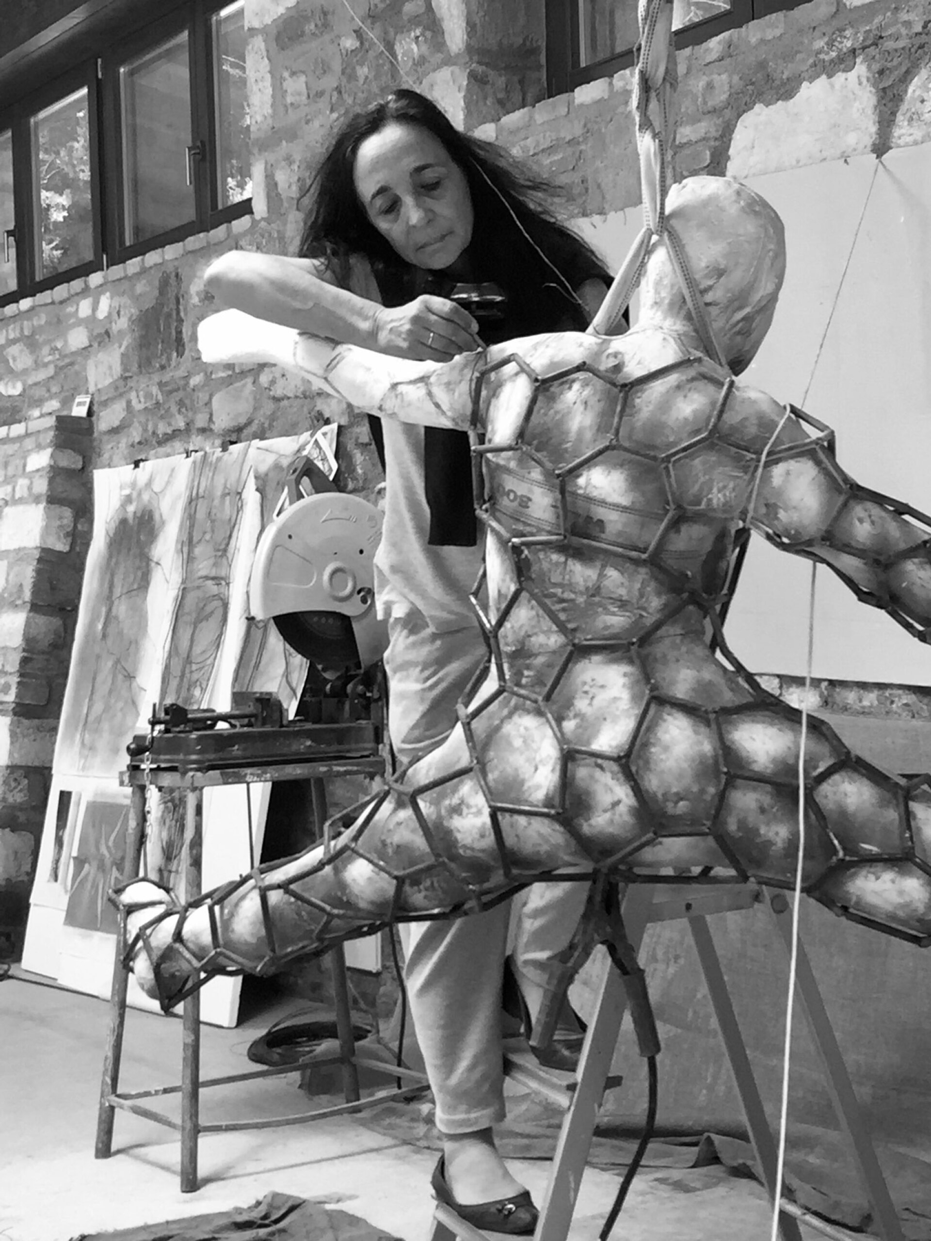 Η γλύπτρια Βάνα Ξένου τη στιγμή της δημιουργίας