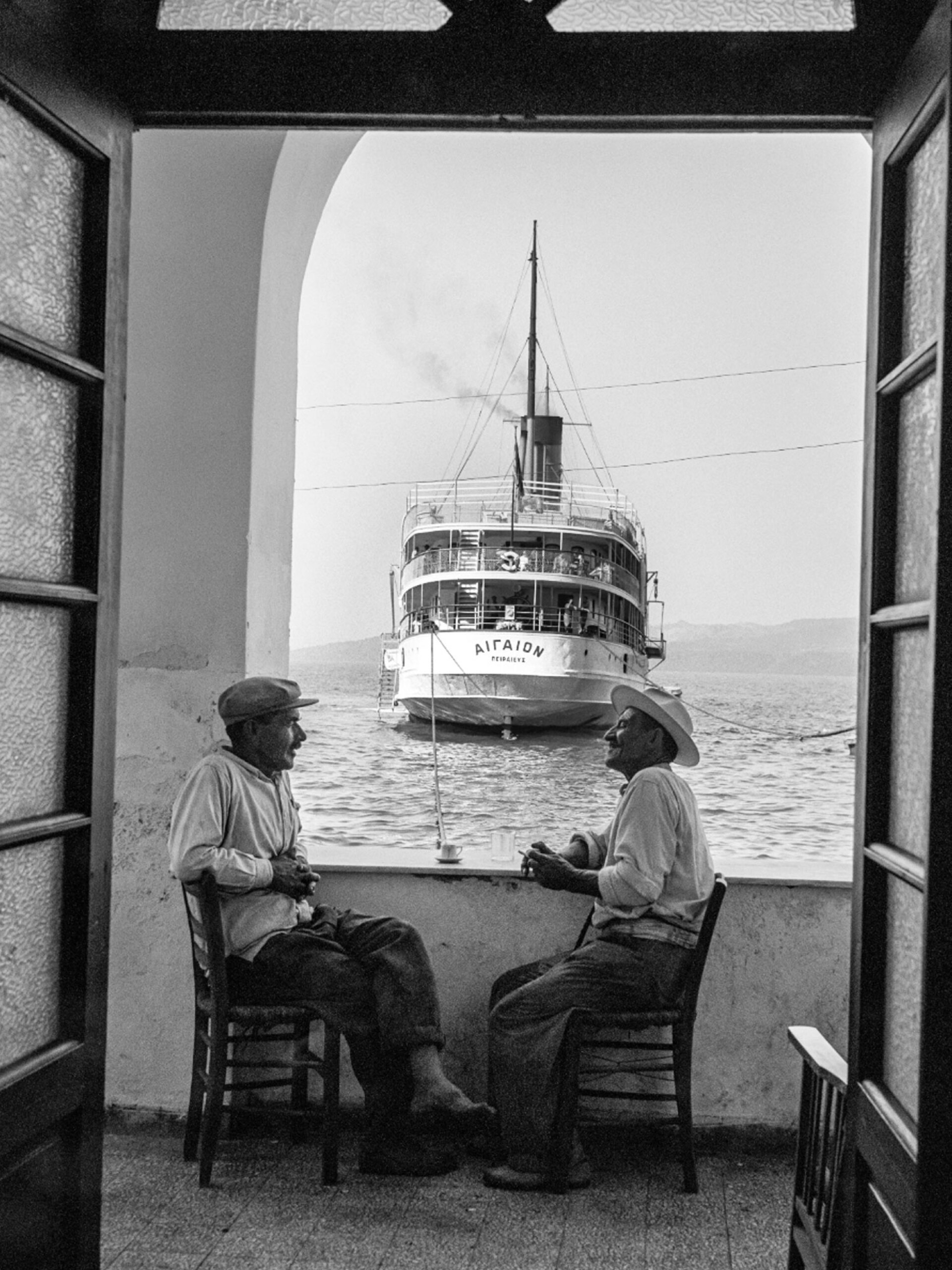 Το «Αιγαίον» αγκυροβολημένο στον Γιαλό της Σαντορίνης το 1954, τότε το νησί είχε περίπου 12.000 κατοίκους