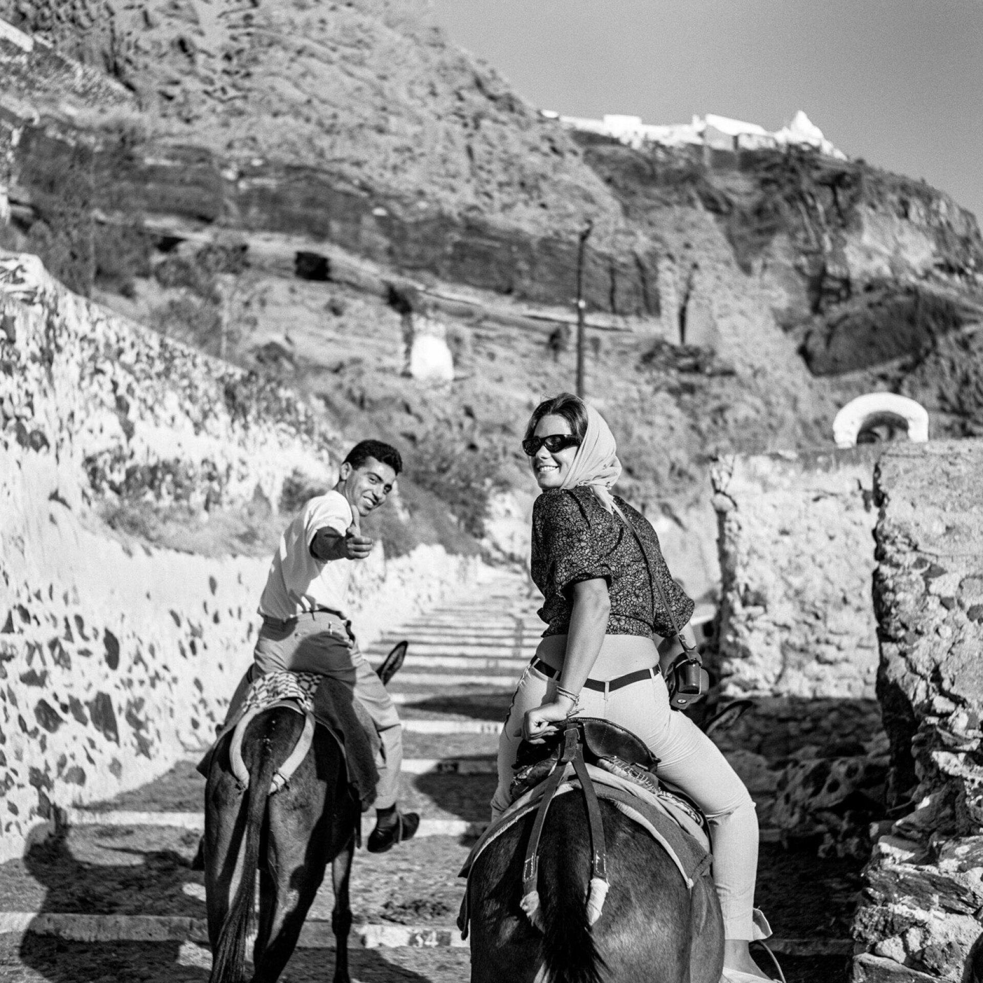 Στη «Σκάλα» από το λιμάνι προς τα Φηρά. Τα βάσανα που περνούσαν τα γαϊδούρια και τα μουλάρια στη Σαντορίνη ήταν ξακουστά σε όλη την Ελλάδα, σε σημείο που μουλαράδες από άλλες περιοχές απειλούσαν τα ζώα τους πως, αν δεν υπάκουαν, θα τα έστελναν εκεί