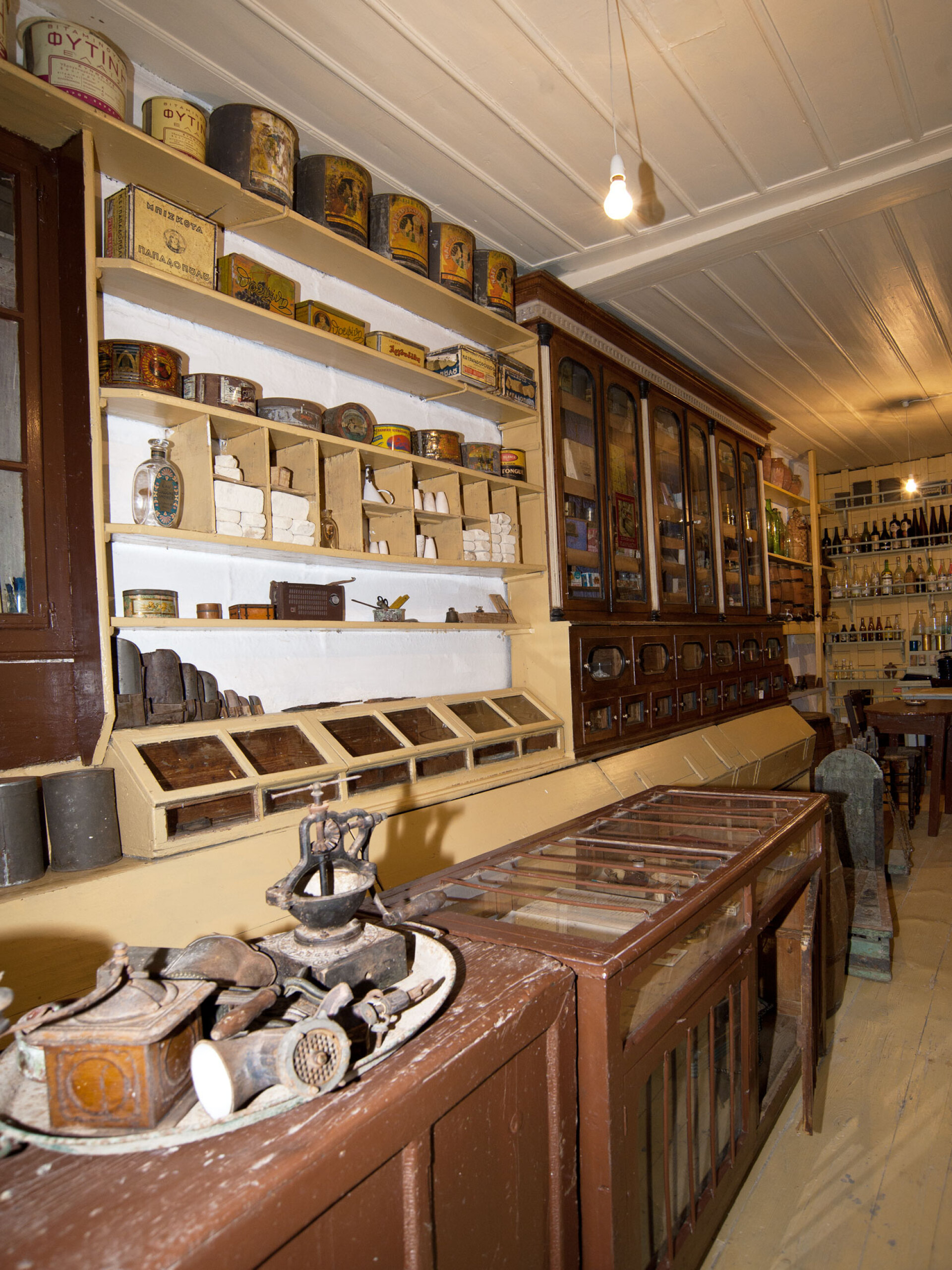 Το μπακάλικο των παππούδων του παραμένει άθικτο στον χρόνοα