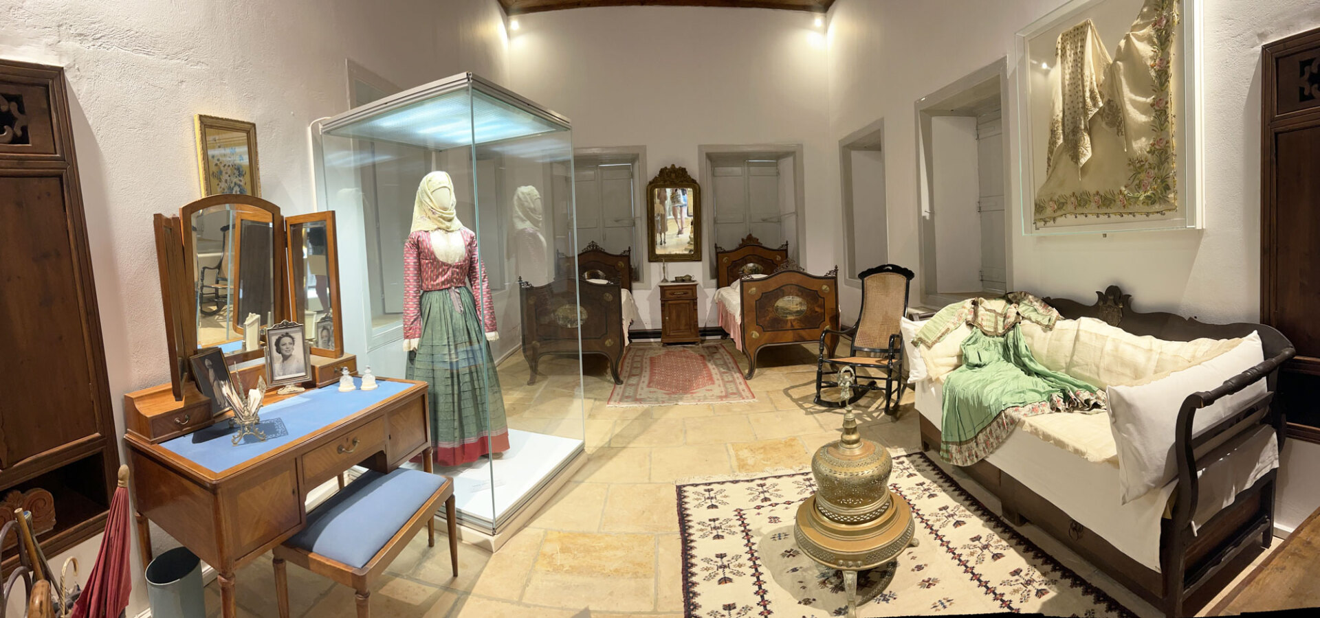 Τα έπιπλα από το δωμάτιο της Αικατερίνης Παούρη