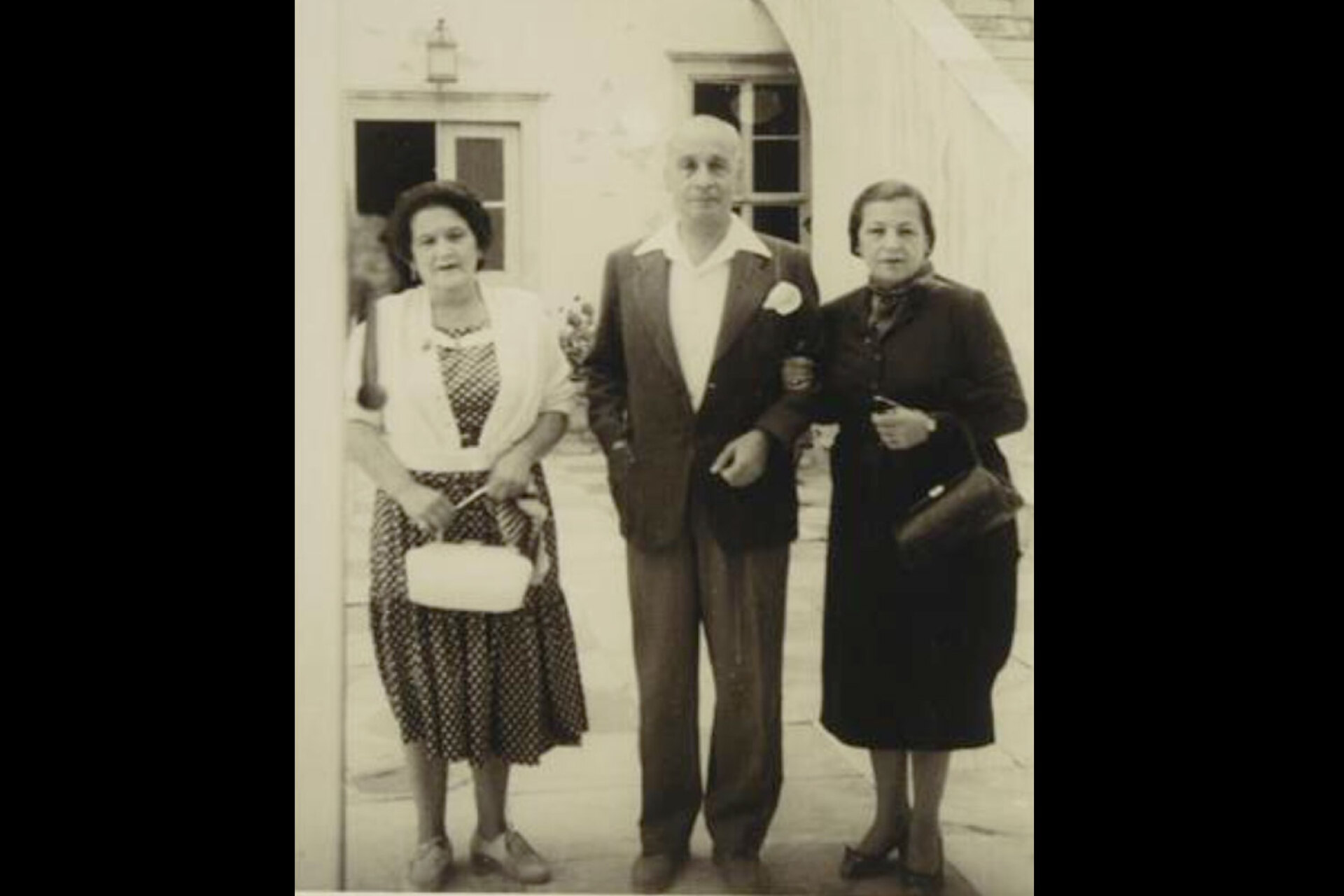Φρόσω Κουντουριώτη, Παντελής Κουντουριώτης και Γιούλα Κουντουριώτη - Κατράκη μπροστά από την Ιστορική Οικία του Λάζαρου Κουντουριώτη στην Ύδρα, 1956-1957