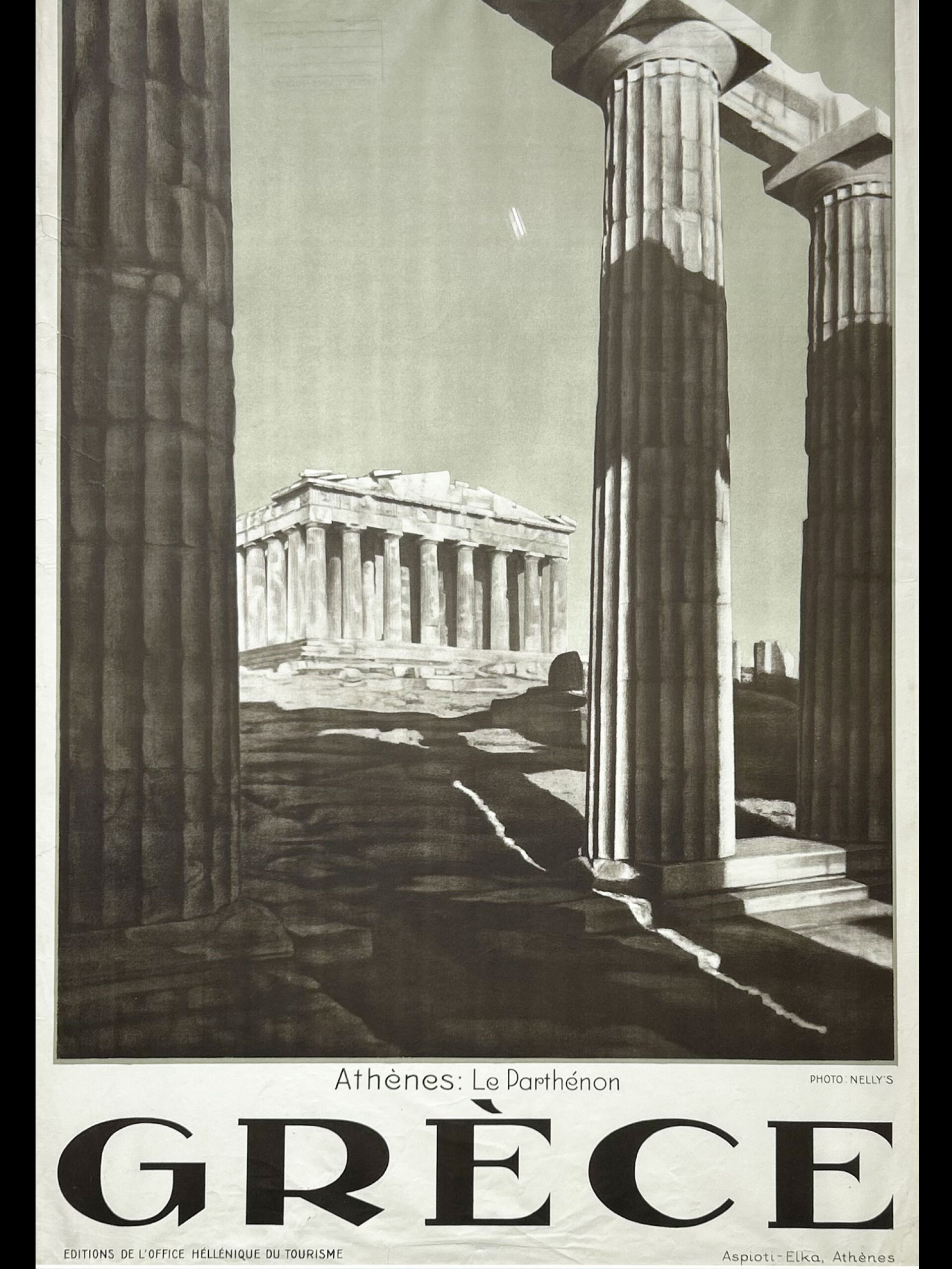 Αθήνα - Παρθενώνας, 1929 | Φωτογράφος: Έλλη Σουγιουτζόγλου Σεραϊδάρη (Nelly's). Αυτή η αφίσα απεικονίζει τη δυτική πλευρά του Παρθενώνα με τα Προπύλαια σε πρώτο πλάνο. Ήταν η πρώτη χρονολογημένη αφίσα που εξέδωσε ο ΕΟΤ