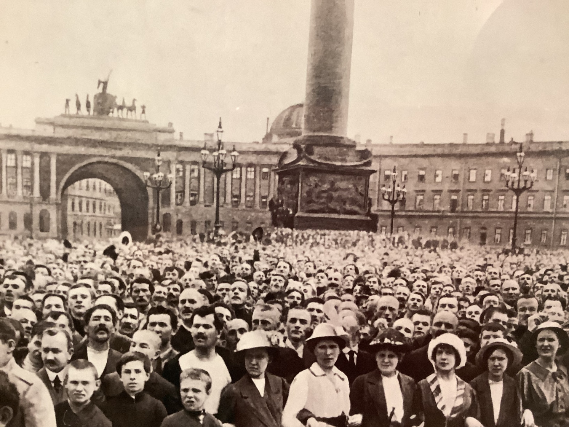 1 Αυγούστου 1914, πλήθος κόσμου μπροστά στα χειμερινά ανάκτορα στην Αγία Πετρούπολη κατά την ανακοίνωση μερικής ρωσικής επιστράτευσης / MOMus-Μουσείο Μοντέρνας Τέχνης-Συλλογή Κωστάκη