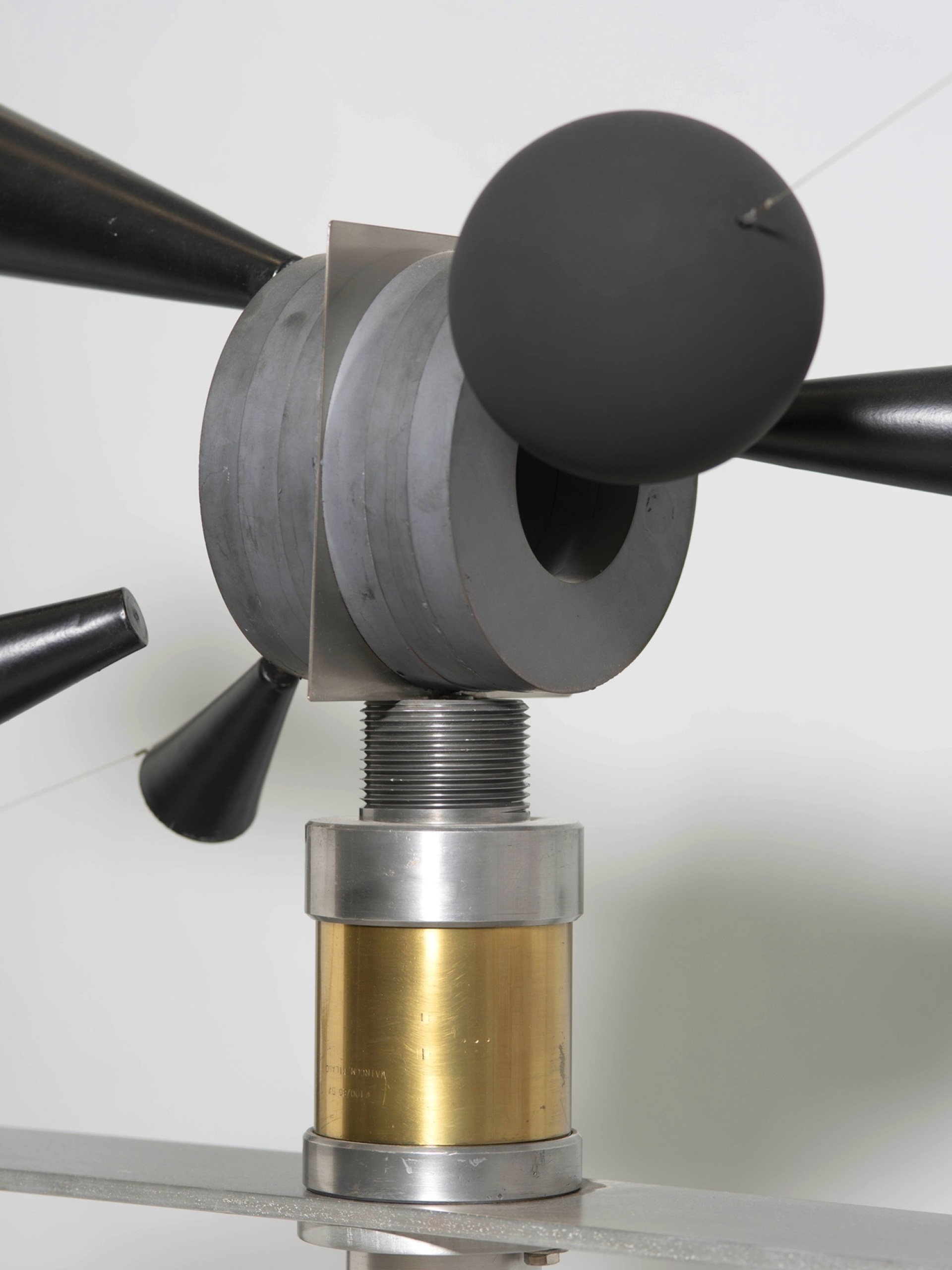 Takis, «Μαγνητικός εγκέφαλος» (λεπτομέρεια), 2005 από την έκθεση «Takis 100- Maγνητικά Πεδία» στο Μουσείο Ιδρύματος Β&Ε Γουλανδρή στην Αθήνα