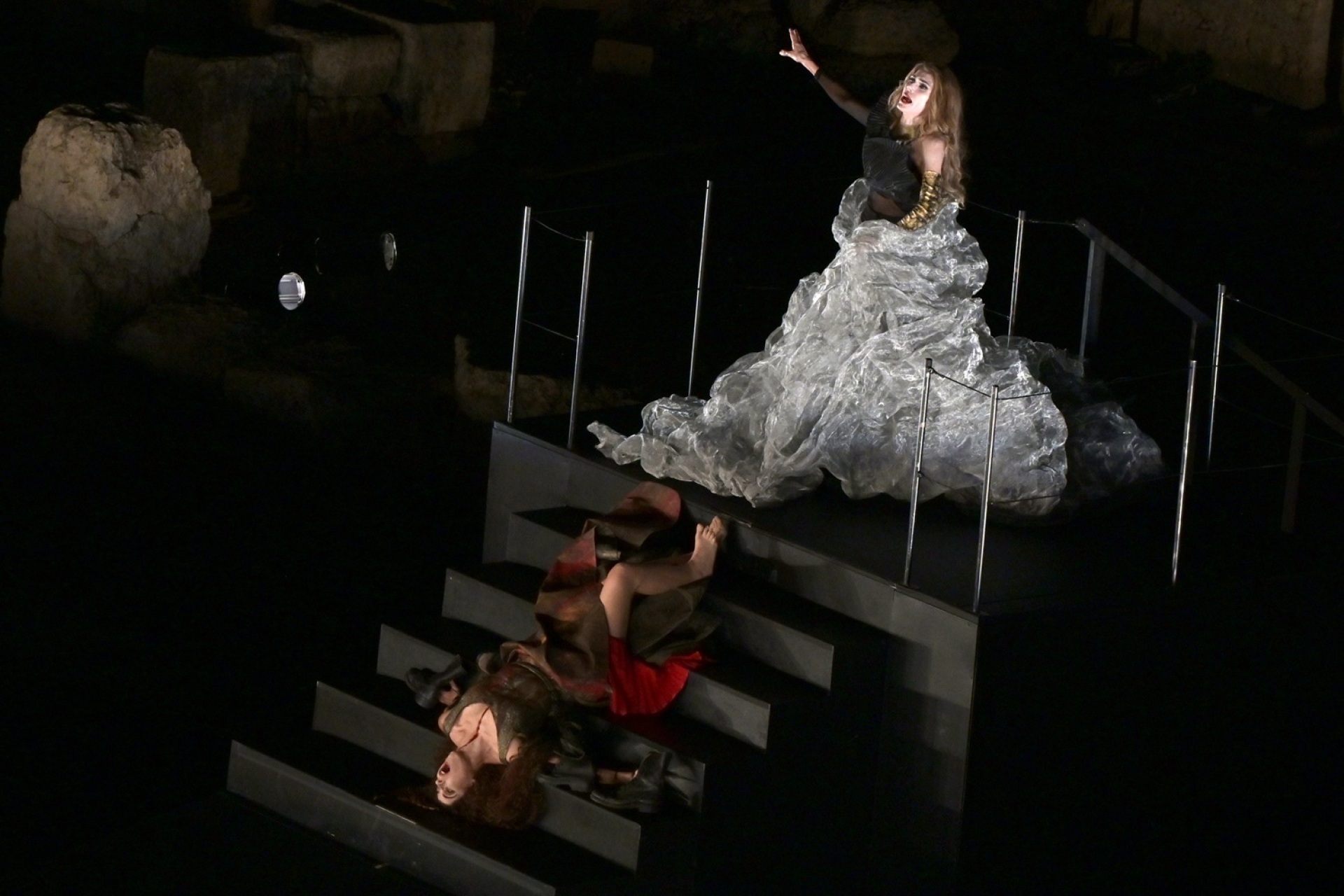 Η Κλυταιμνήστρα (Σοφία Χιλλ) και η Κασσάνδρα (Έβελυν Ασουάντ) στην Ορέστεια σε σκηνοθεσία Θεόδωρου Τερζόπουλου