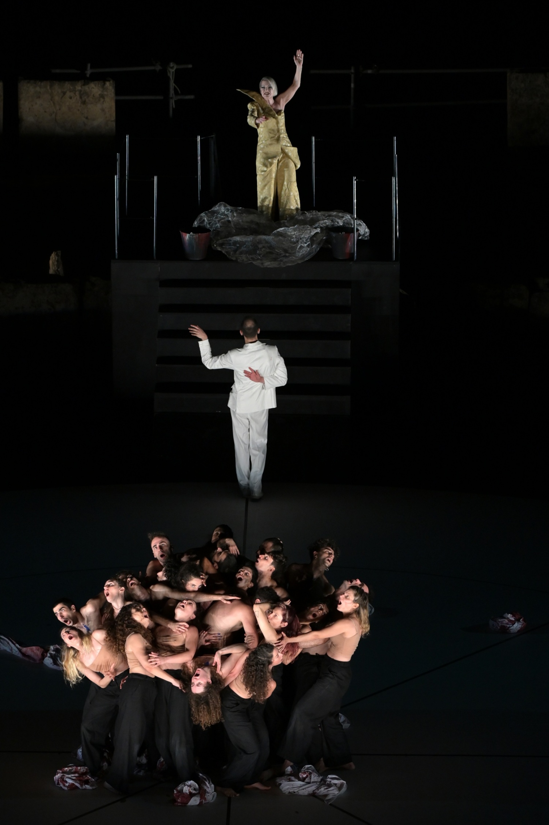 Αγλαΐα Παππά (Αθηνά), Νίκος Ντάσης (Απόλλων), Ορέστης (Κωνσταντίνος Ζωγράφος) και Χορός