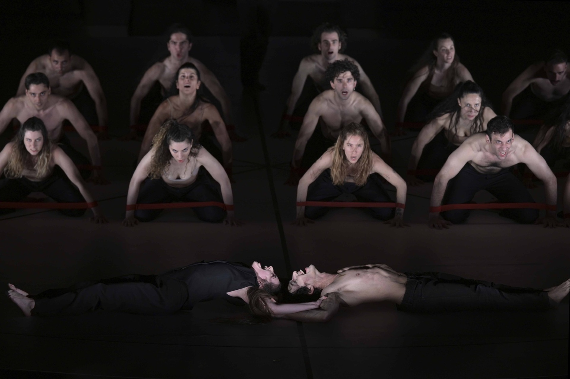 Ορέστης (Κωνσταντίνος Ζωγράφος) και Ηλέκτρα (Έβελυν Ασουάντ) μαζί με τον Χορό