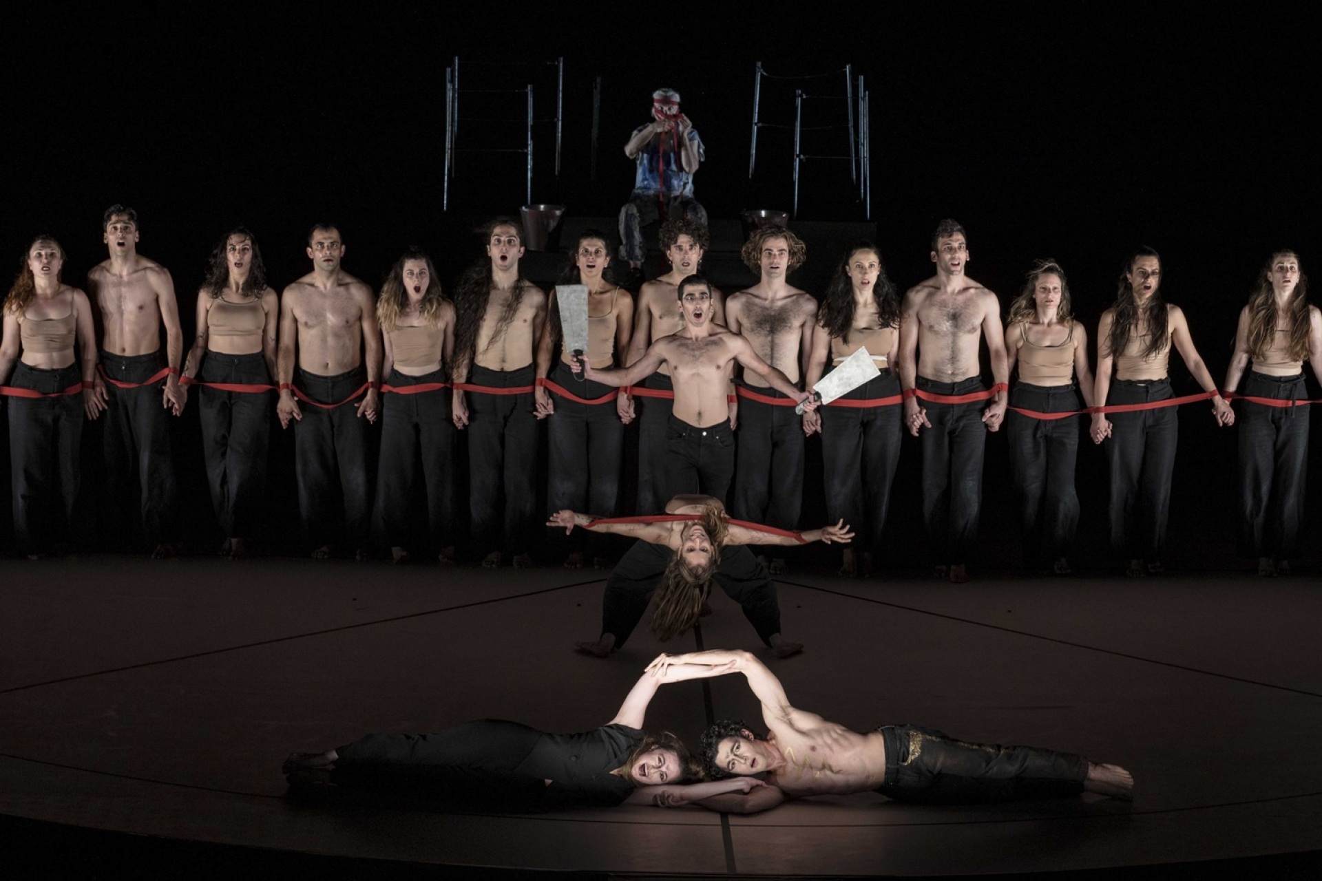 Ο Ορέστης (Κωνσταντίνος Ζωγράφος και η Ηλέκτρα (Μυρτώ Ροζάκη) μαζί με τον Χορό στην Ορέστεια 