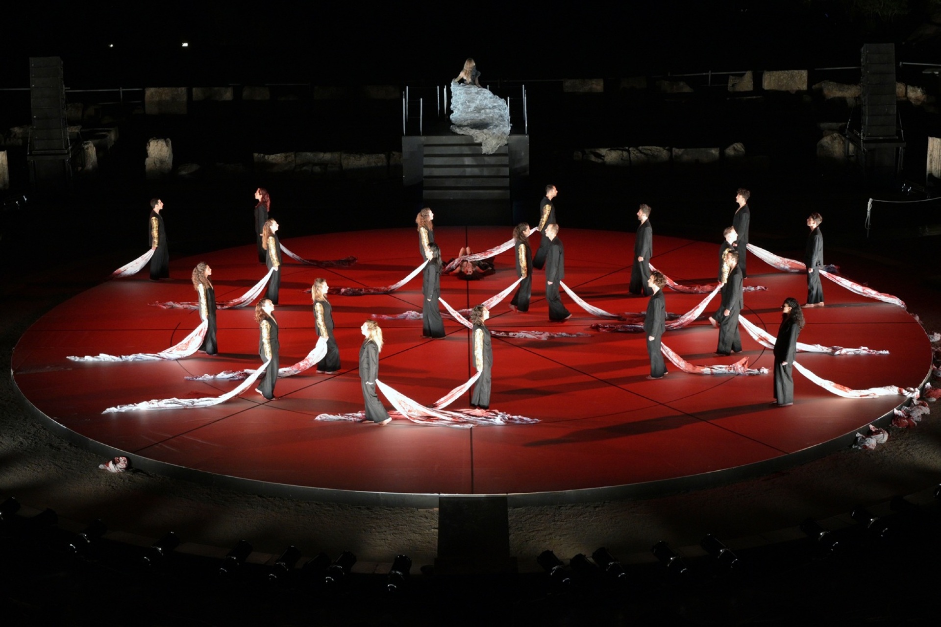 Ο χορός στην  Ορέστεια σε σκηνοθεσία Θεόδωρου Τερζόπουλου