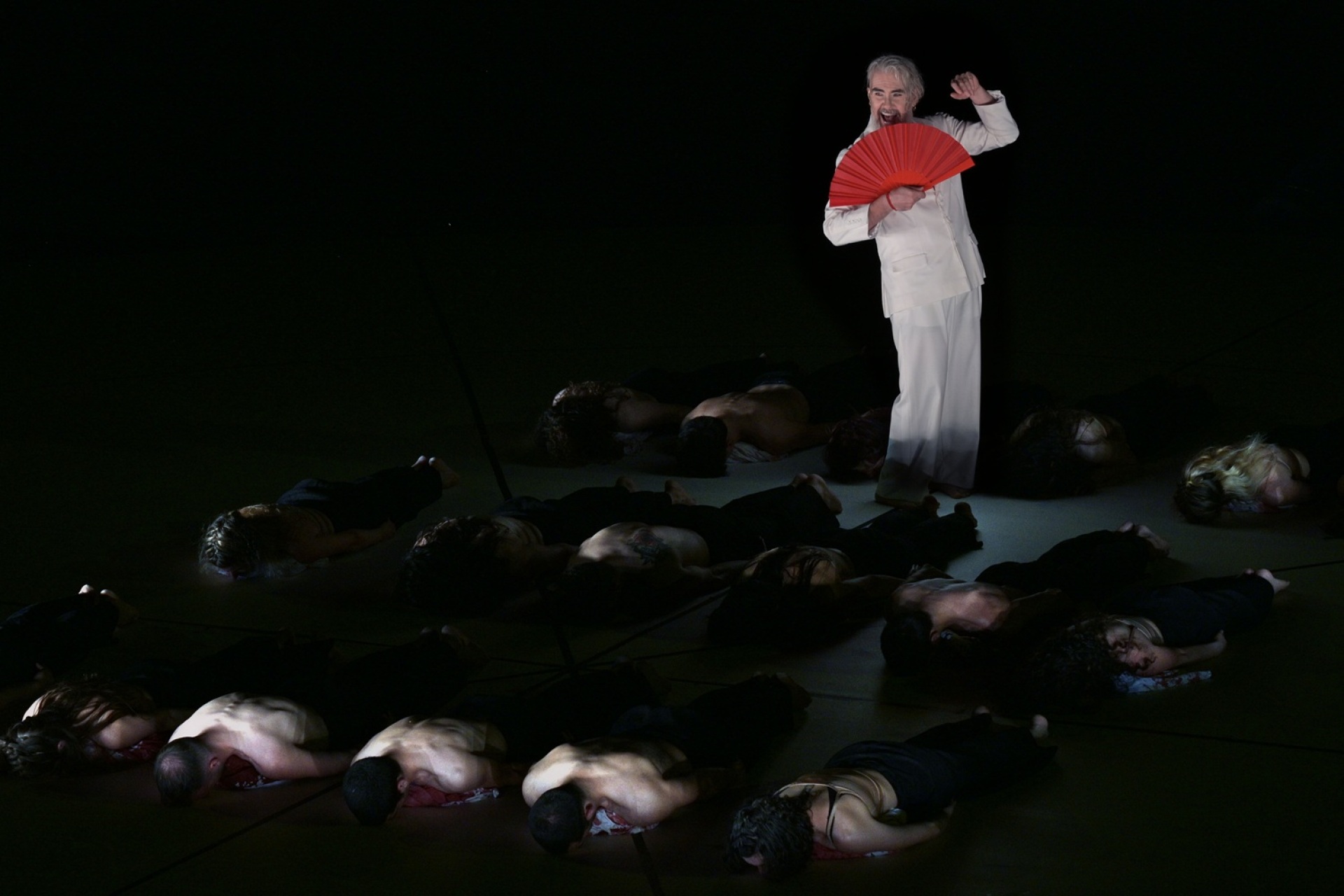 Αίγισθος (Δαυίδ Μαλτέζε) και χορός στην Ορέστεια σε σκηνοθεσία Θεόδωρου Τερζόπουλου