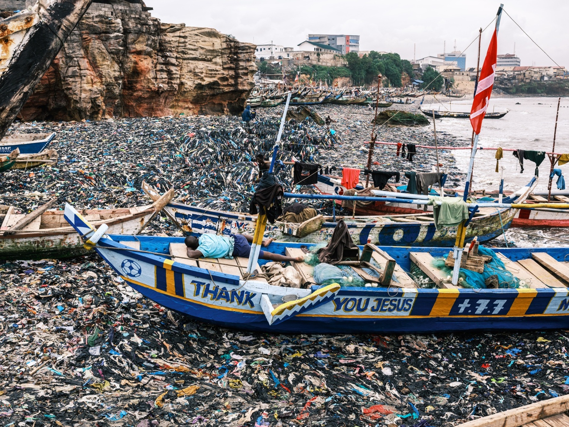 Tα απόβλητα της fast fashion της Δύσης στο Jamestown