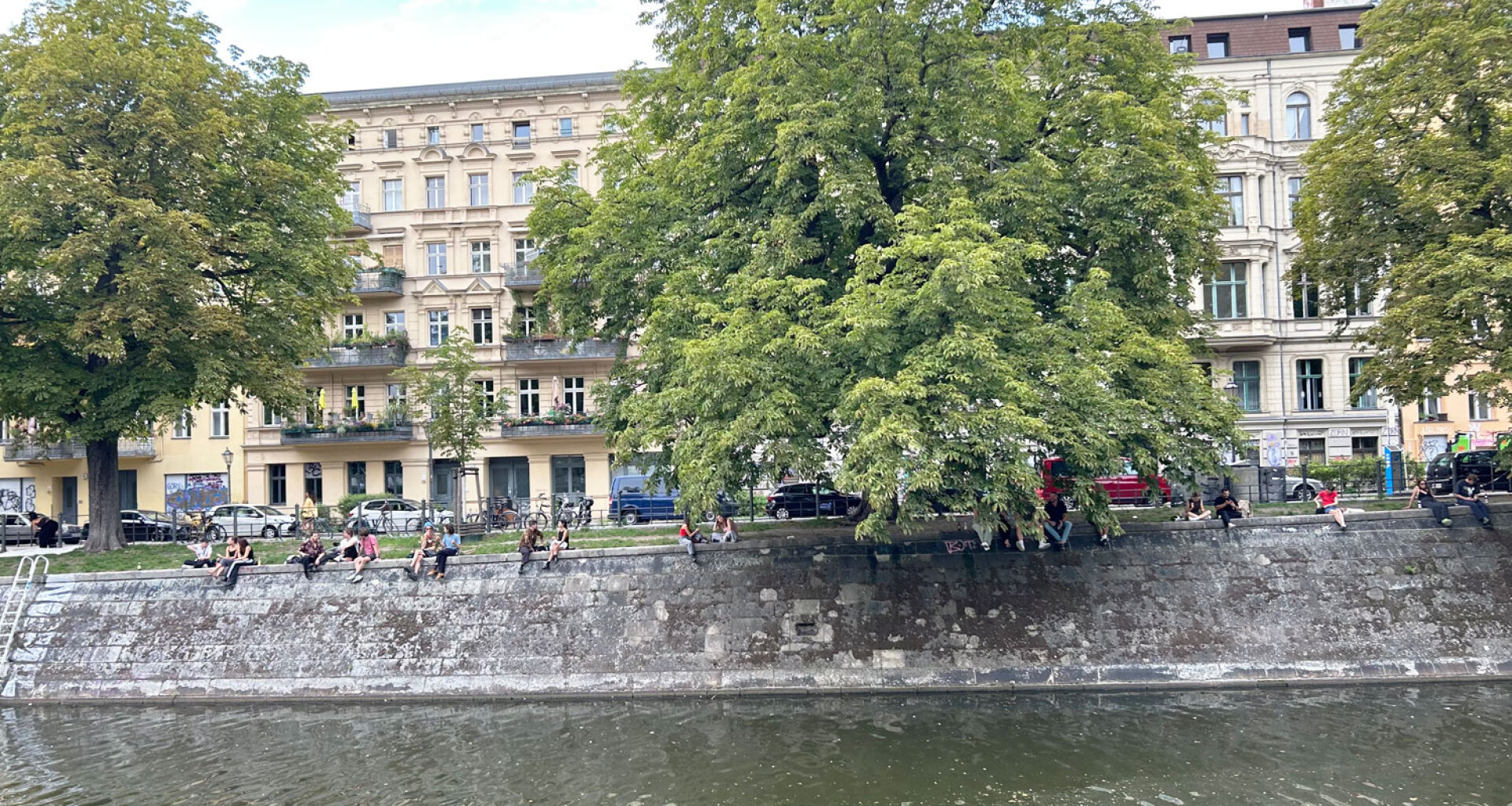 Οι Βερολινέζοι απολαμβάνουν την απογευματινή λιακάδα στις όχθες του ποταμού Σπρεέ, στο Κρόιτσμπεργκ