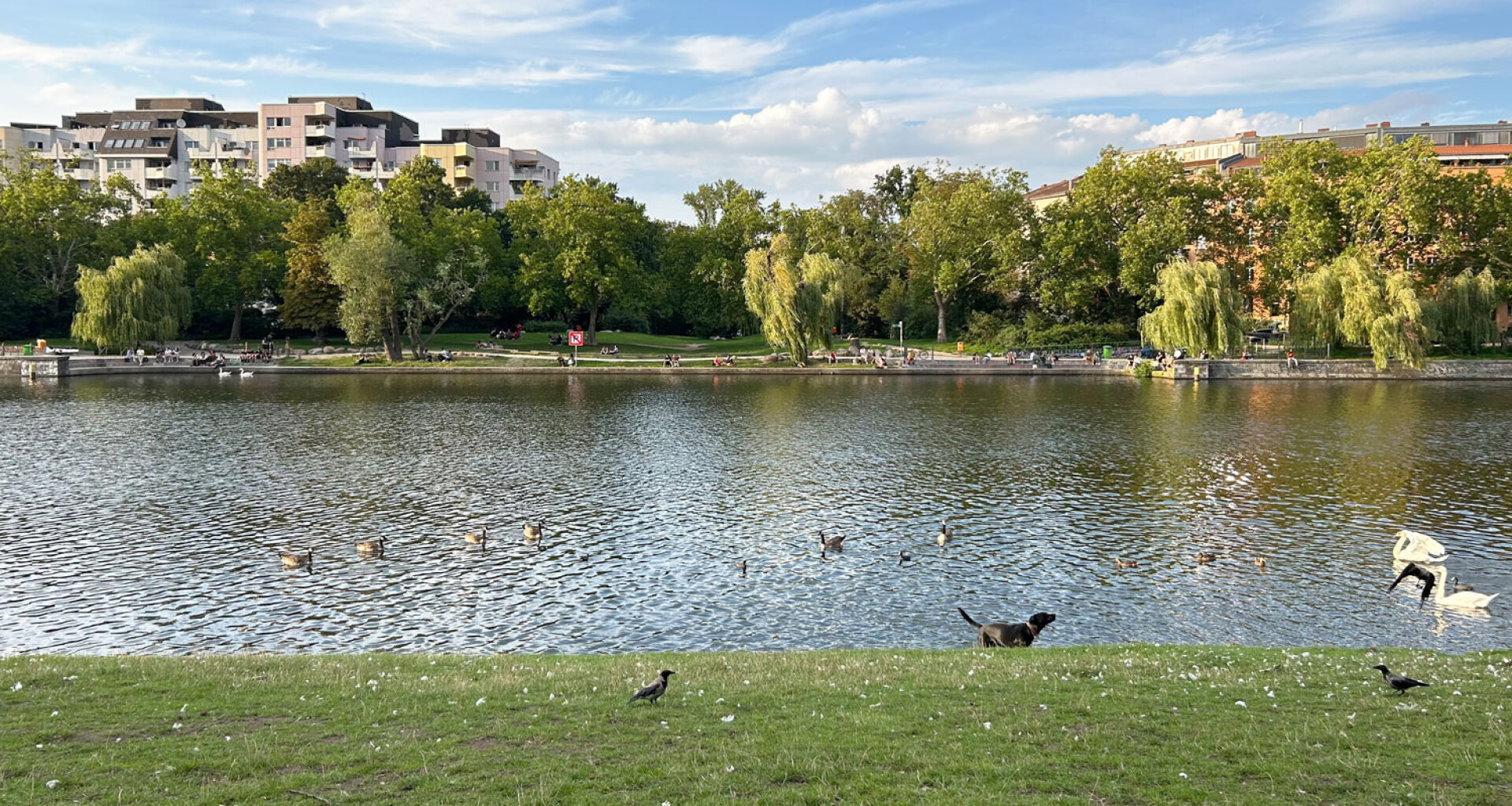 Οι Βερολινέζοι απολαμβάνουν την απογευματινή λιακάδα στις όχθες του ποταμού Σπρεέ, στο Κρόιτσμπεργκ