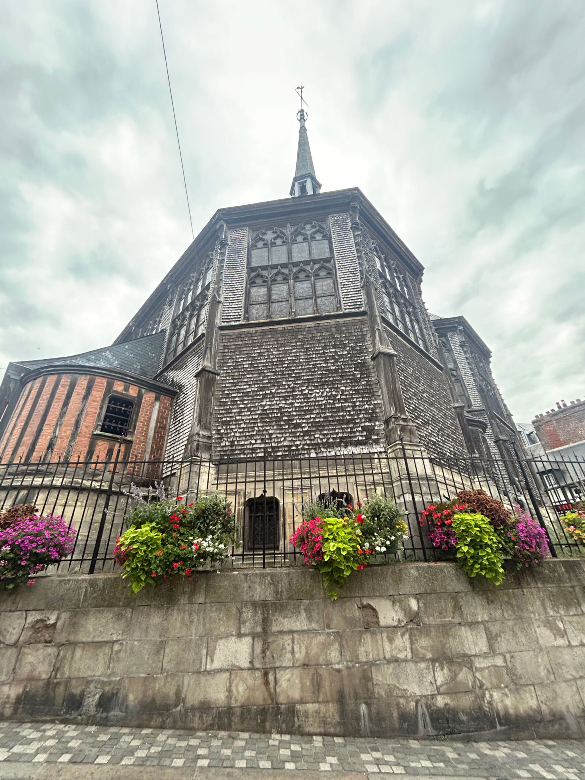 Στο δίκλιτο, ξύλινο ναό της Αγίας Αικατερίνης